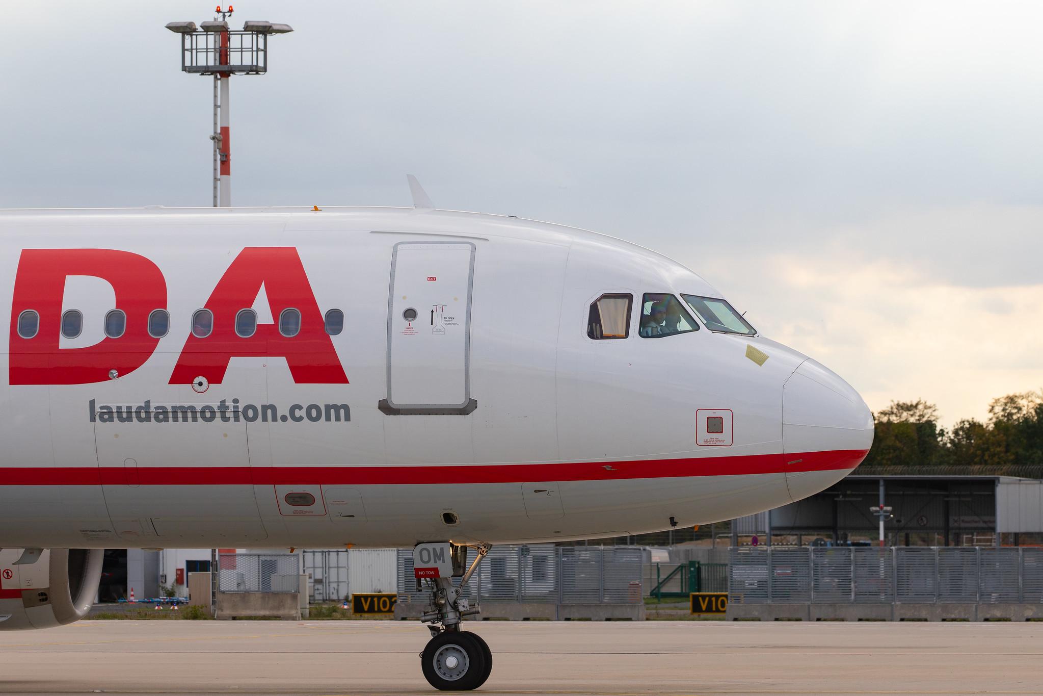 Düsseldorf Airport: Laudamotion (OE / LDM) |  Airbus A320-232 A320 | OE-LOM | MSN 2984