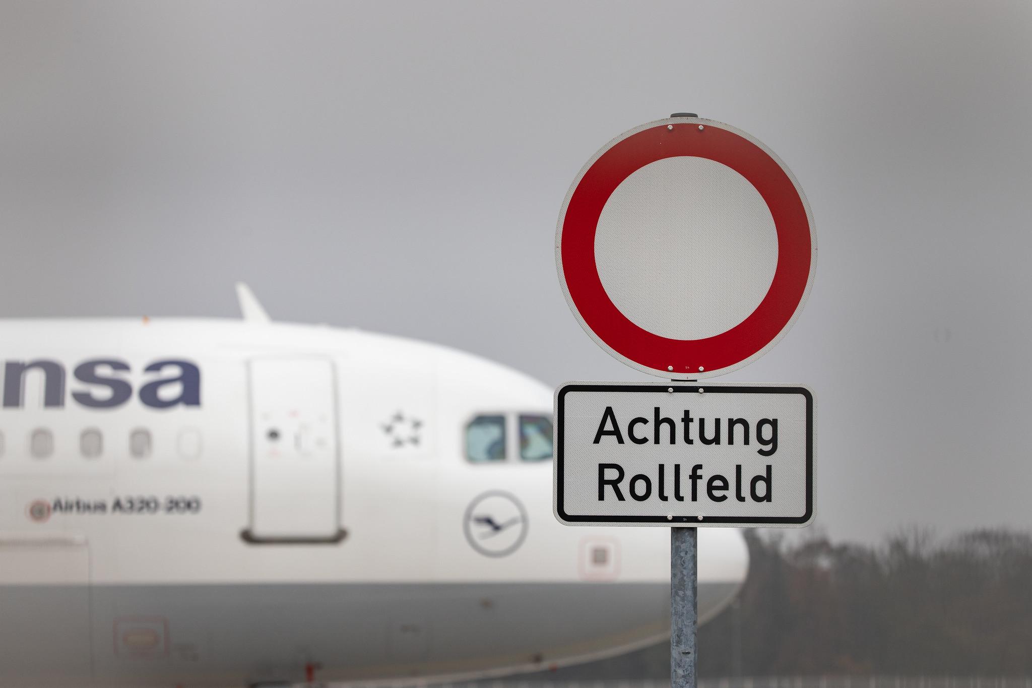 Frankfurt Airport: Lufthansa (LH / DLH) |  Airbus A320-214 A320 | D-AIUI | MSN 6265 | Achtung Rollfeld