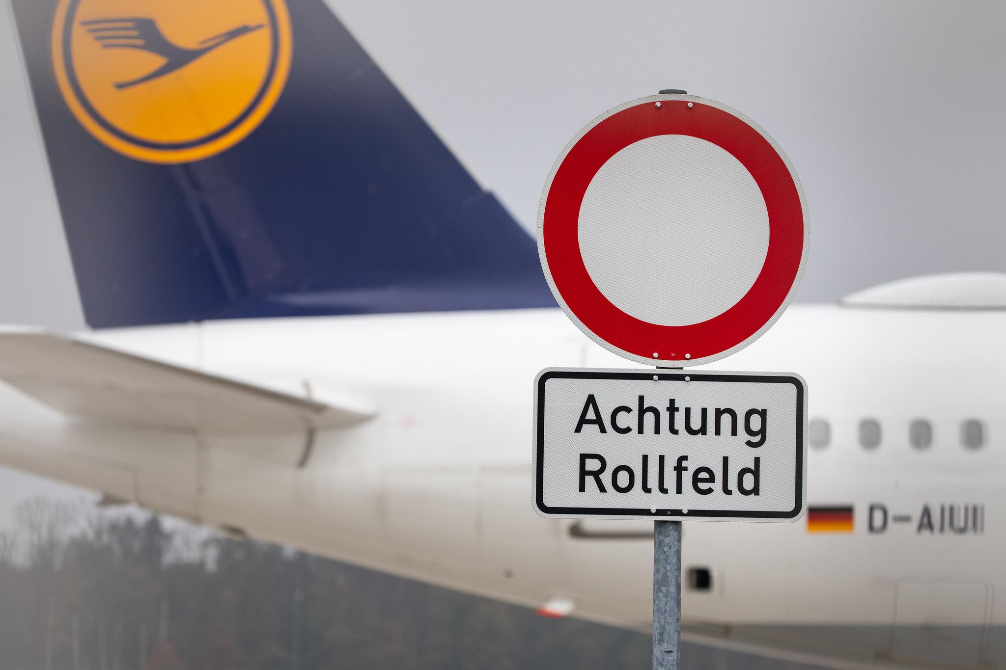 Frankfurt Airport: Lufthansa (LH / DLH) |  Airbus A320-214 A320 | D-AIUI | MSN 6265 | Achtung Rollfeld
