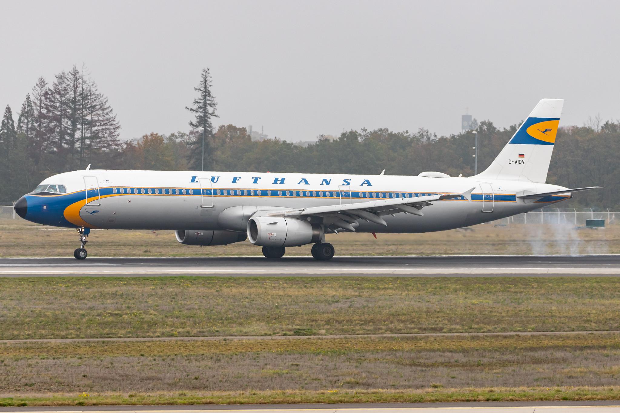Frankfurt Airport: Lufthansa (LH / DLH) |  Livery: Retro livery |  Airbus A321-231 A321 | D-AIDV | MSN 5413