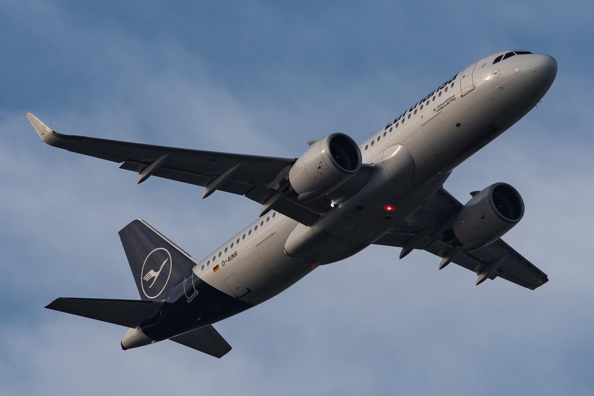 London Heathrow Airport: Lufthansa (LH / DLH) |  Airbus A320-271N A20N | D-AINR | MSN 8725