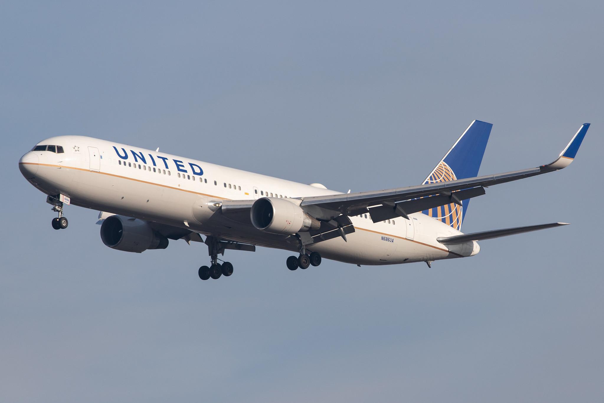 London Heathrow Airport: United Airlines (UA / UAL) |  Boeing 767-3CB(ER) B763 | N686UA | MSN 33468