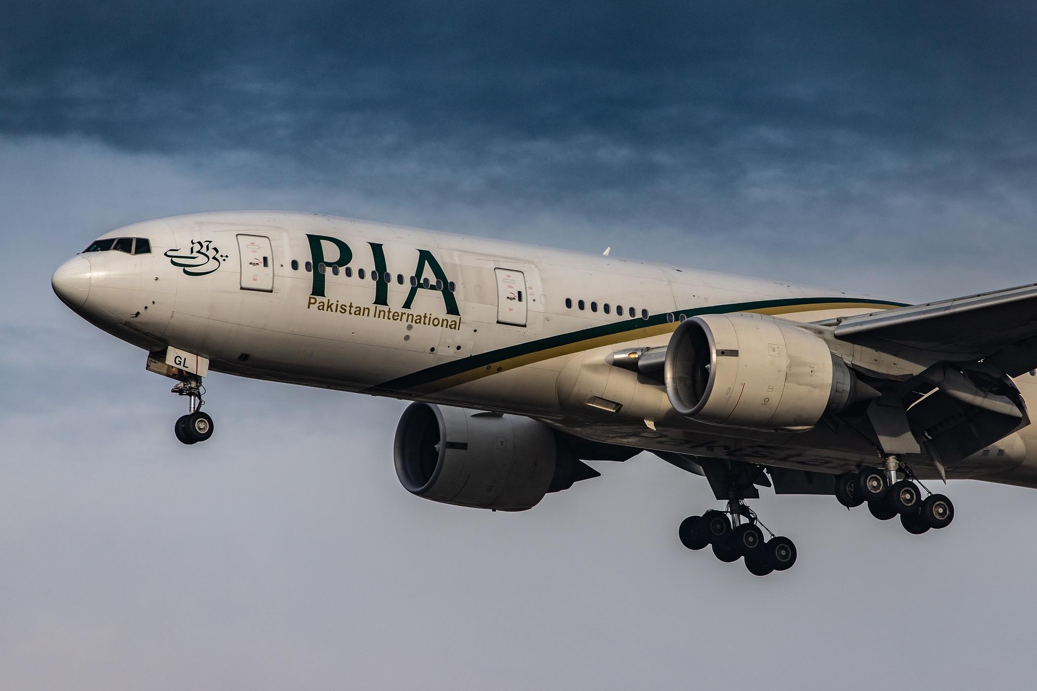 London Heathrow Airport: Pakistan International Airlines (PK / PIA) |  Boeing 777-240(ER) B772 | AP-BGL | MSN 33777