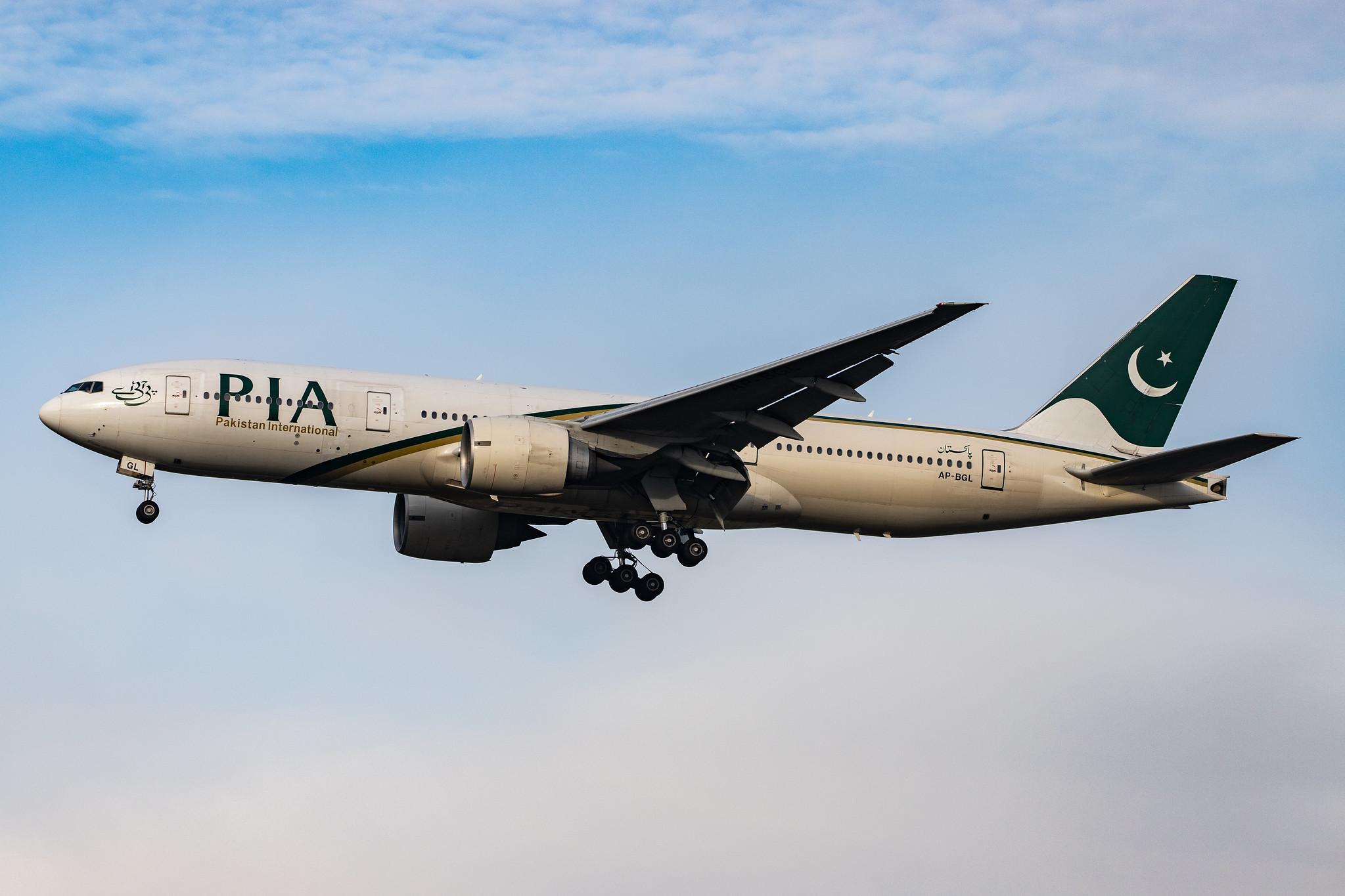 London Heathrow Airport: Pakistan International Airlines (PK / PIA) |  Boeing 777-240(ER) B772 | AP-BGL | MSN 33777