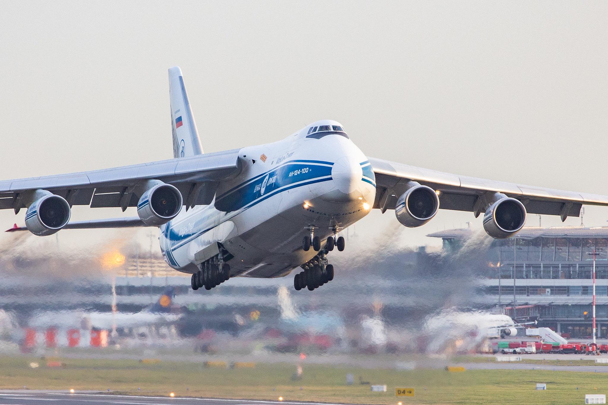 Hamburg Airport: Volga-Dnepr Airlines (VI / VDA) |  Antonov An-124 A124 | RA-82043 | MSN 9773054155101