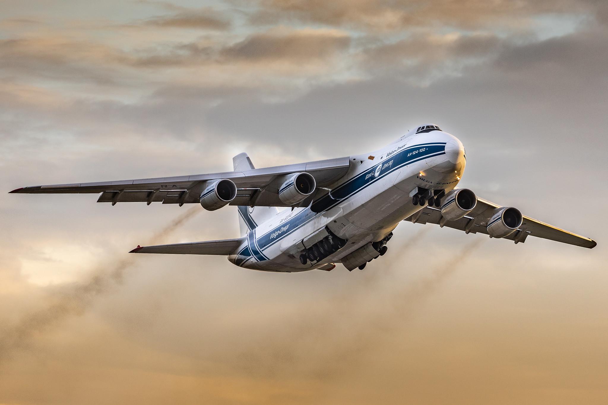 Hamburg Airport: Volga-Dnepr Airlines (VI / VDA) |  Antonov An-124 A124 | RA-82043 | MSN 9773054155101