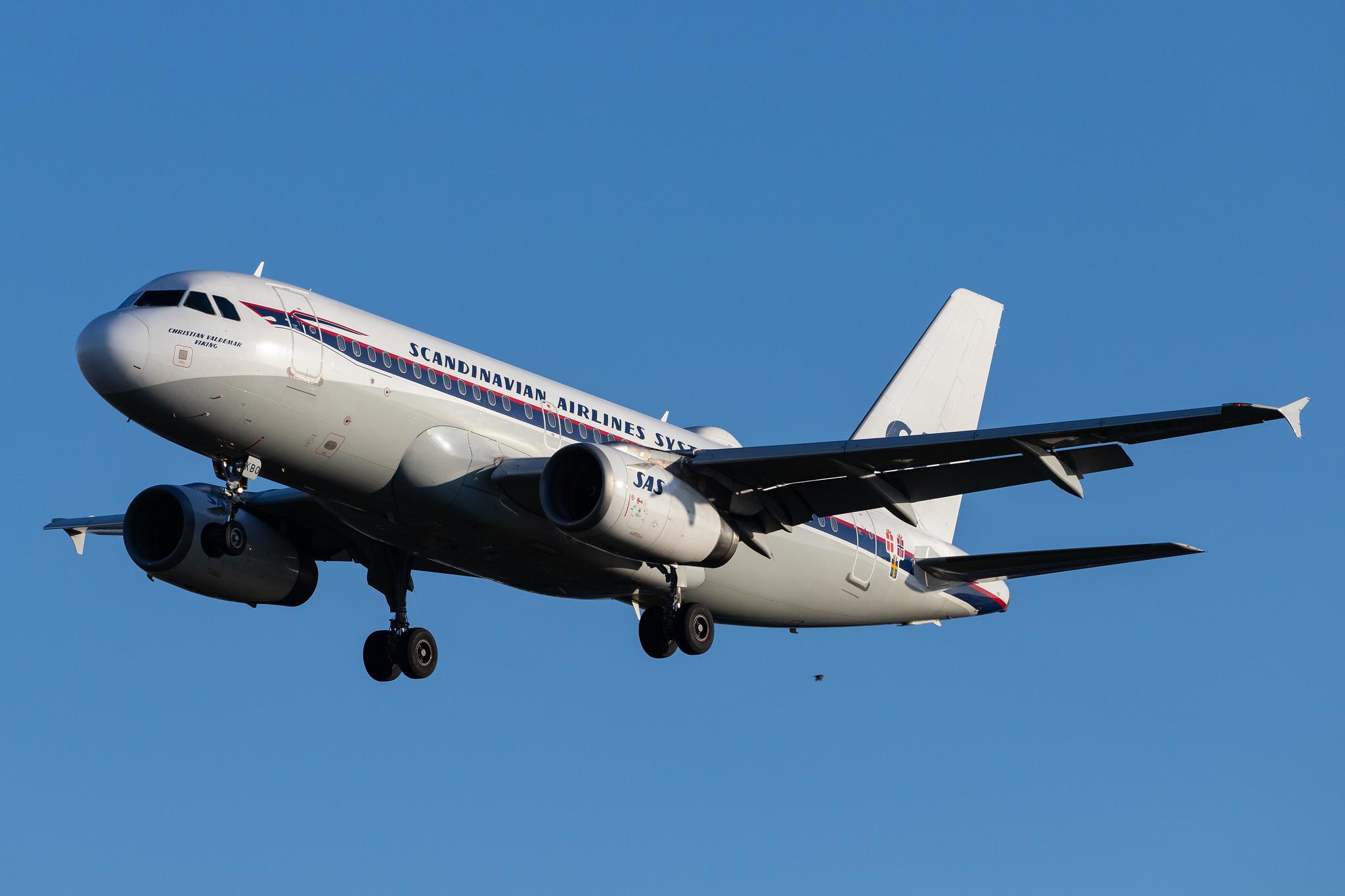 London Heathrow Airport: SAS (SK / SAS) |  Livery: Retro Livery |  Airbus A319-132 A319 | OY-KBO | MSN 2850