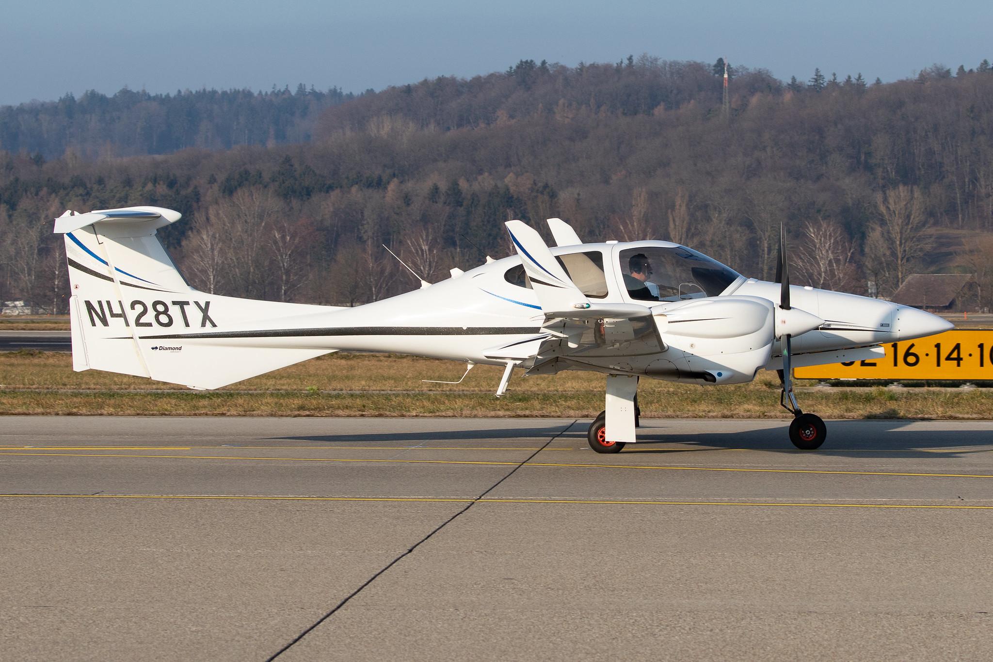 Flughafen Zürich: Private owner |  Diamond DA42 NG Twin Star DA42 | N428TX | MSN 42.N115
