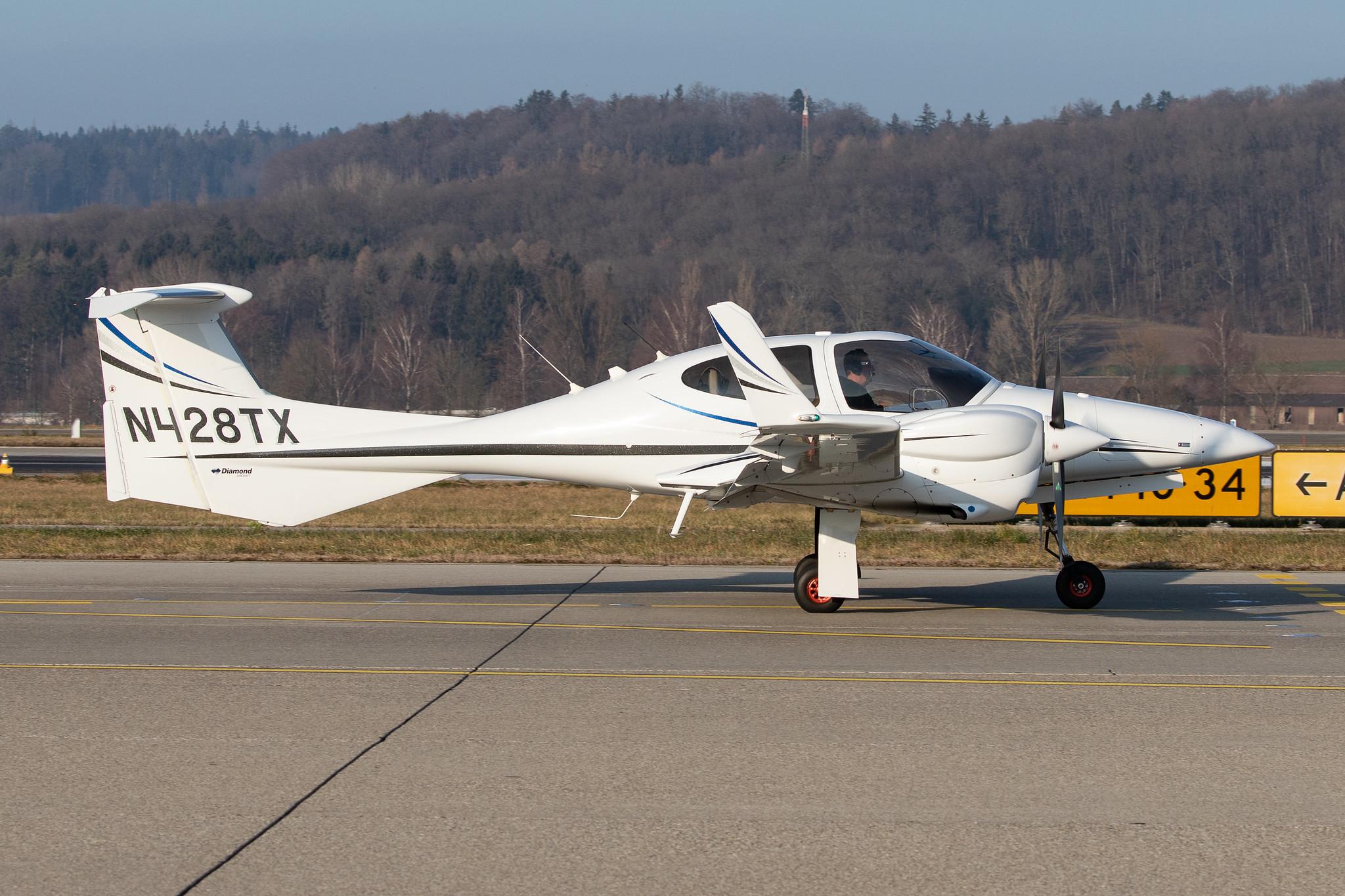 Flughafen Zürich: Private owner |  Diamond DA42 NG Twin Star DA42 | N428TX | MSN 42.N115