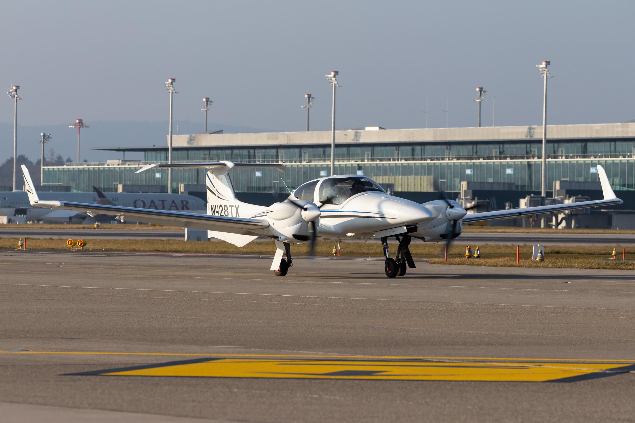Flughafen Zürich: Private owner |  Diamond DA42 NG Twin Star DA42 | N428TX | MSN 42.N115