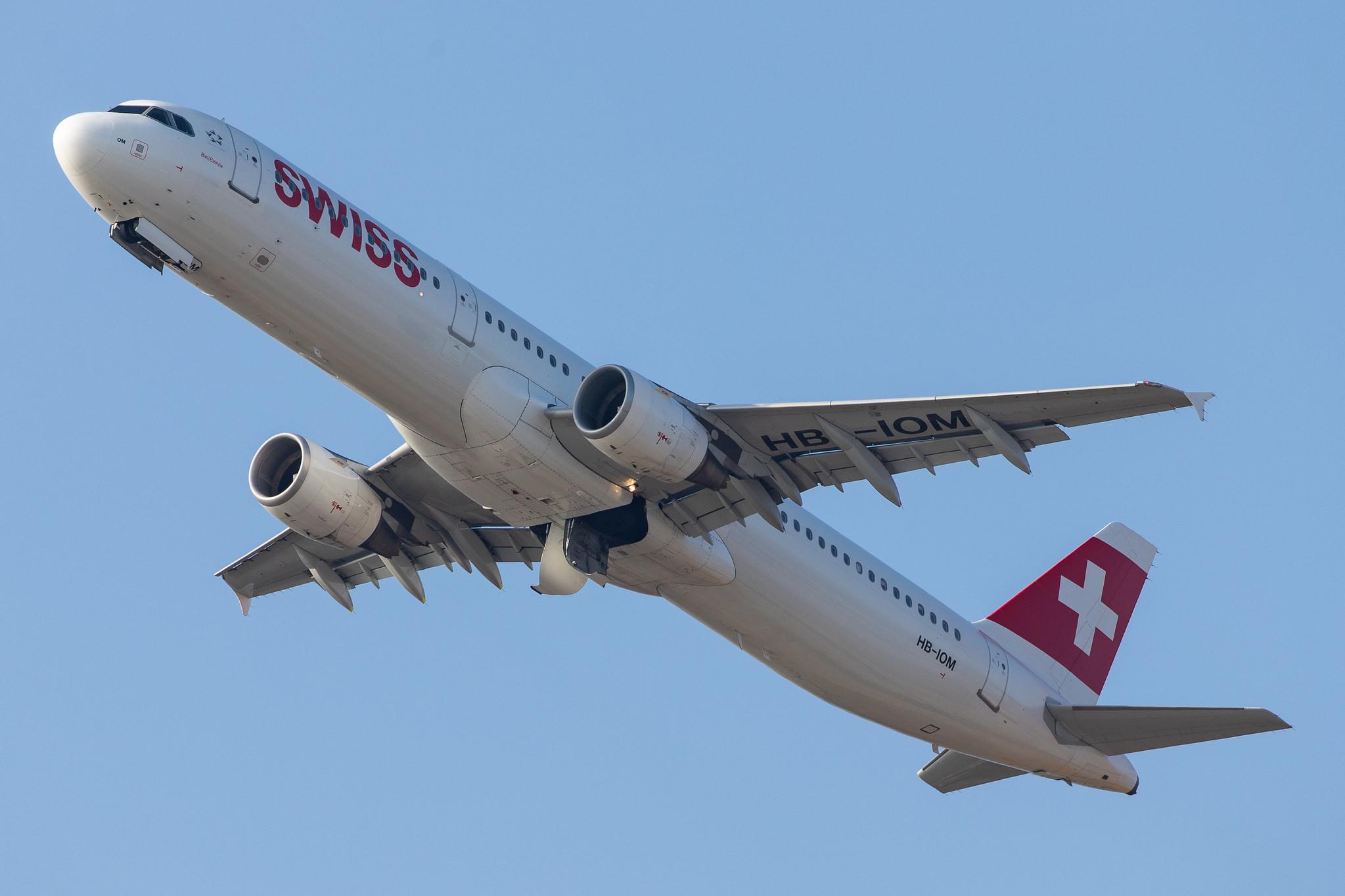Flughafen Zürich: Swiss (LX / SWR) |  Airbus A321-212 A321 | HB-IOM | MSN 4534