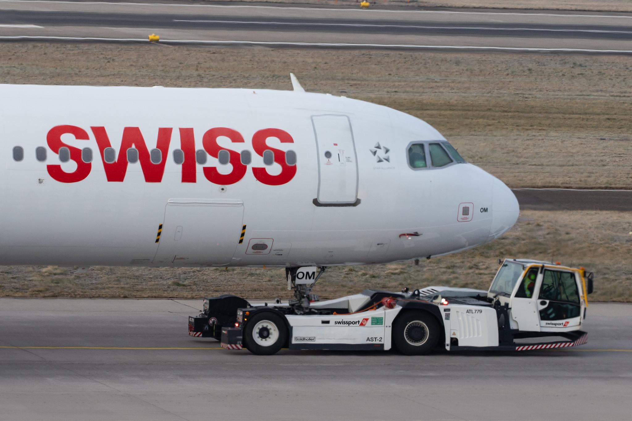 Flughafen Zürich: Swiss (LX / SWR) |  Airbus A321-212 A321 | HB-IOM | MSN 4534