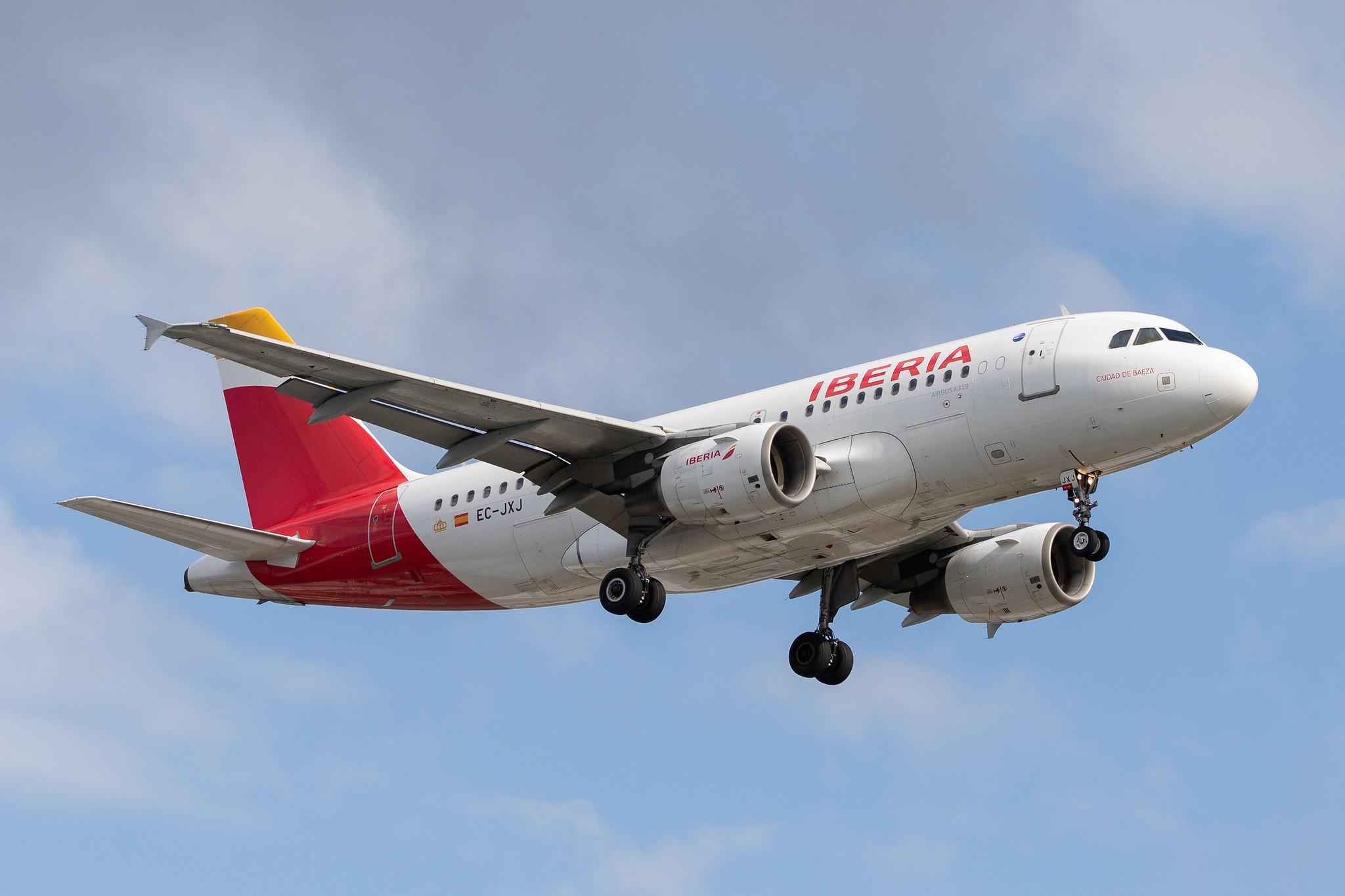 London Heathrow Airport: Iberia (IB / IBE) |  Airbus A319-111 A319 | EC-JXJ | MSN 2889