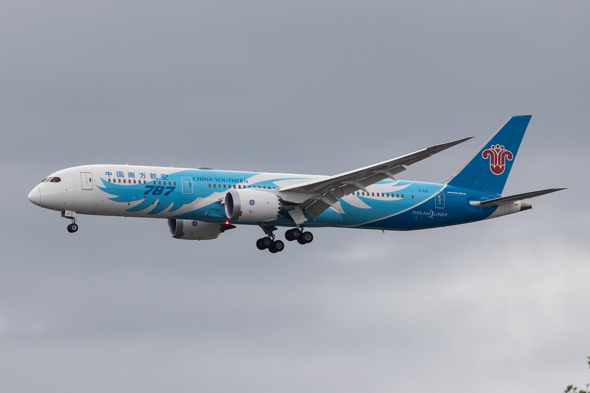 London Heathrow Airport: China Southern Airlines (CZ / CSN) |  Boeing 787-9 Dreamliner B789 | B-1128 | MSN 63982