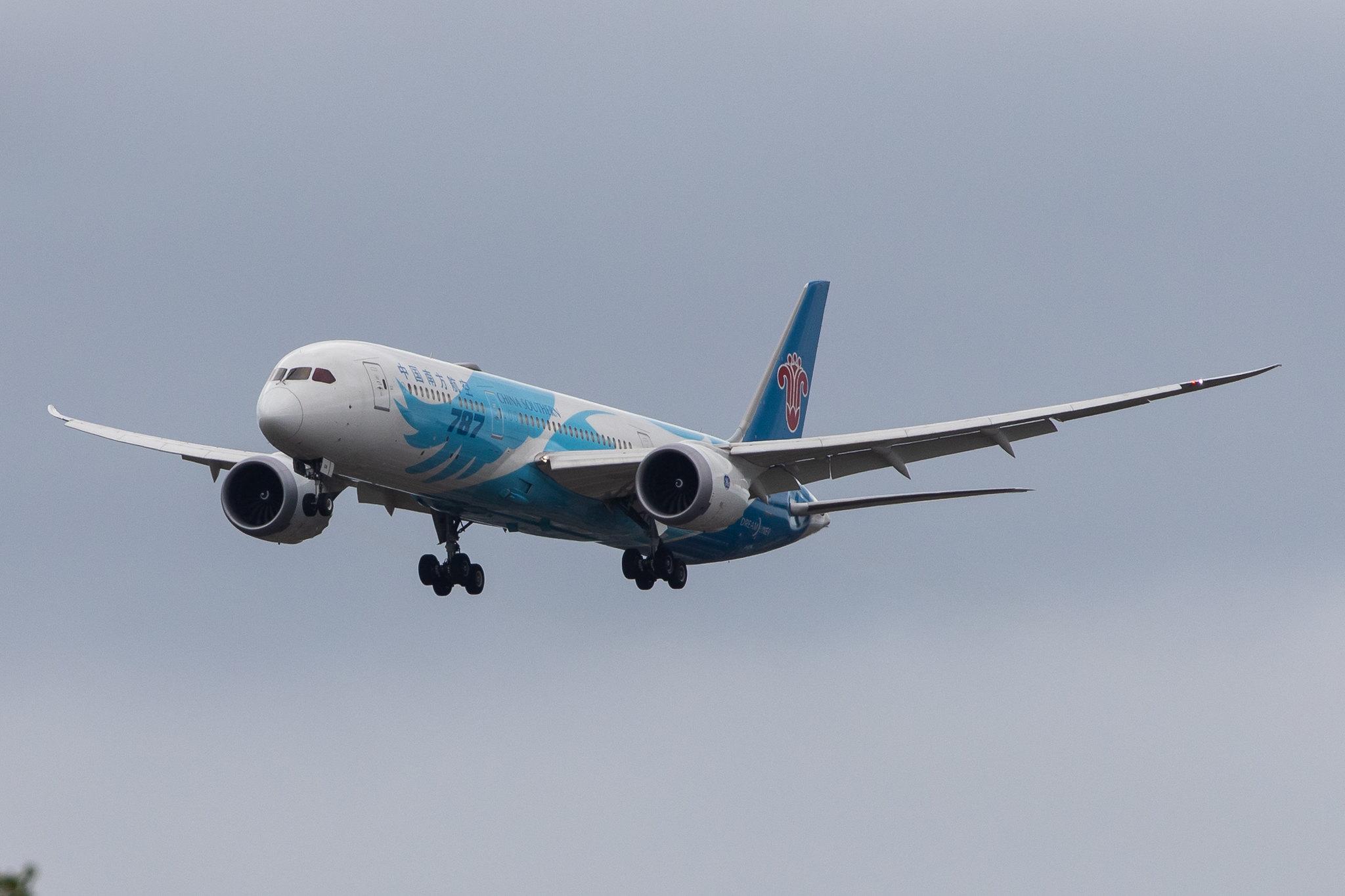 London Heathrow Airport: China Southern Airlines (CZ / CSN) |  Boeing 787-9 Dreamliner B789 | B-1128 | MSN 63982