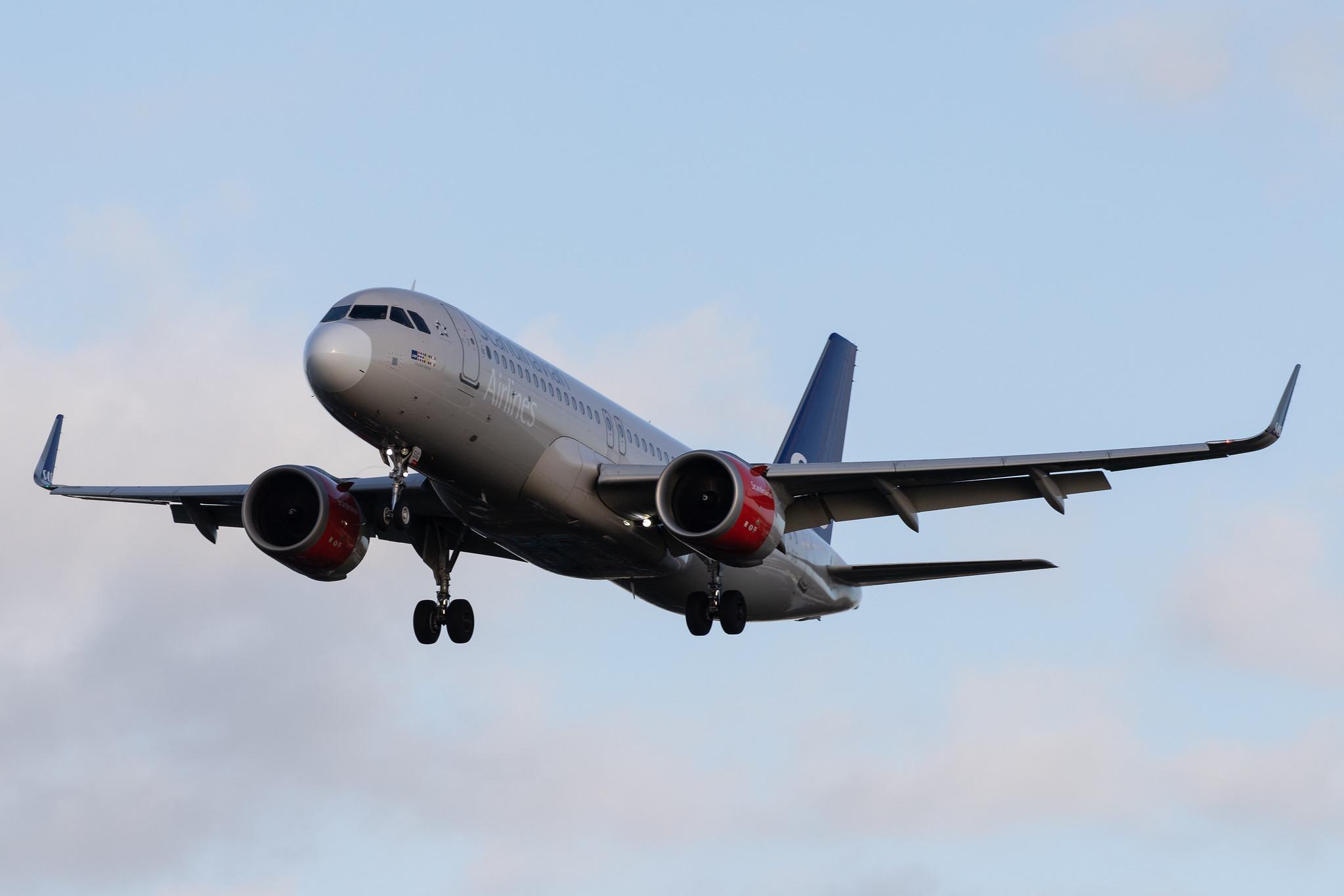 London Heathrow Airport: SAS (SK / SAS) | Operator: SAS Ireland |  Airbus A320-251N A20N | EI-SIG | MSN 8333