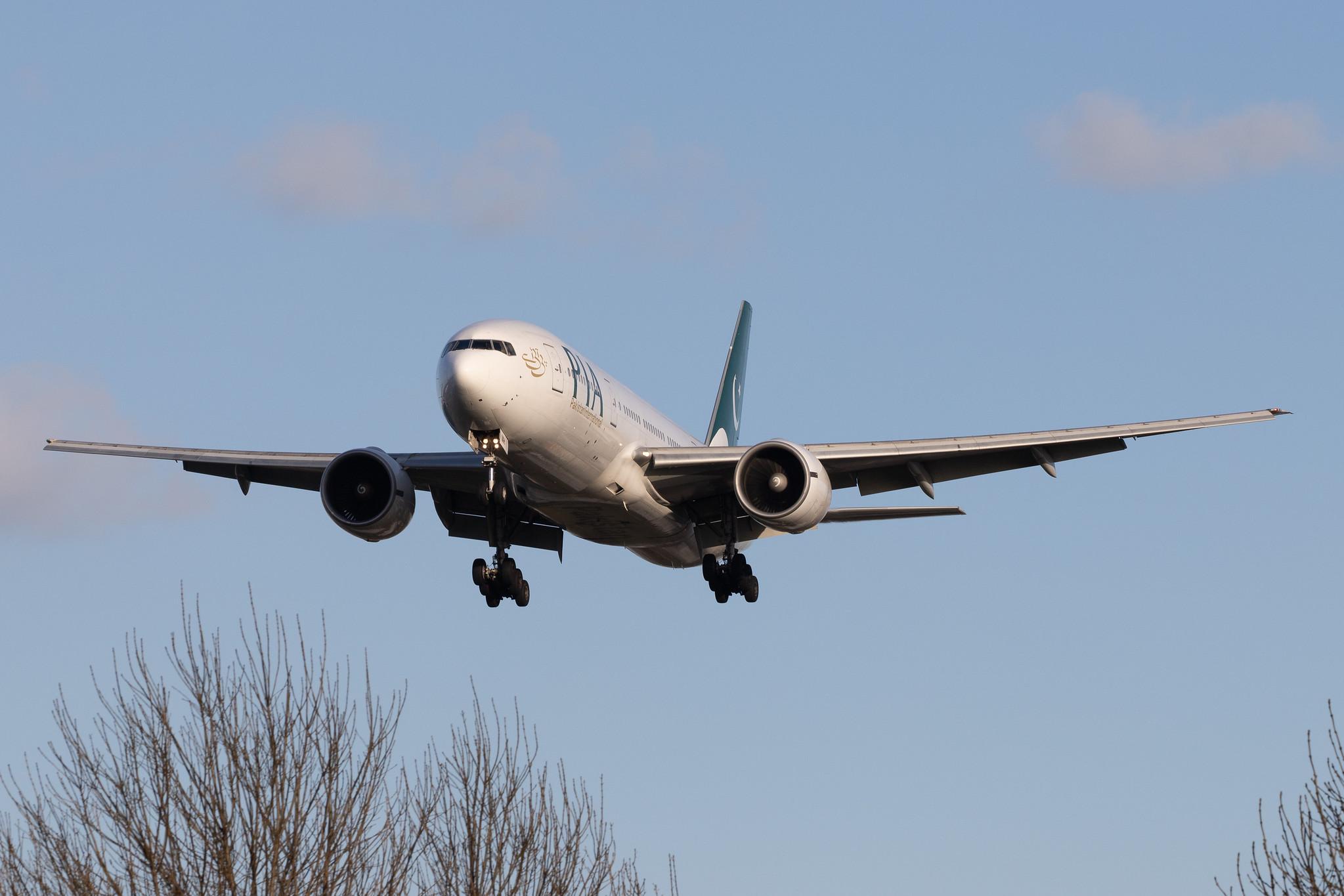 London Heathrow Airport: Pakistan International Airlines (PK / PIA) |  Boeing 777-2Q8(ER) B772 | AP-BMH | MSN 32717