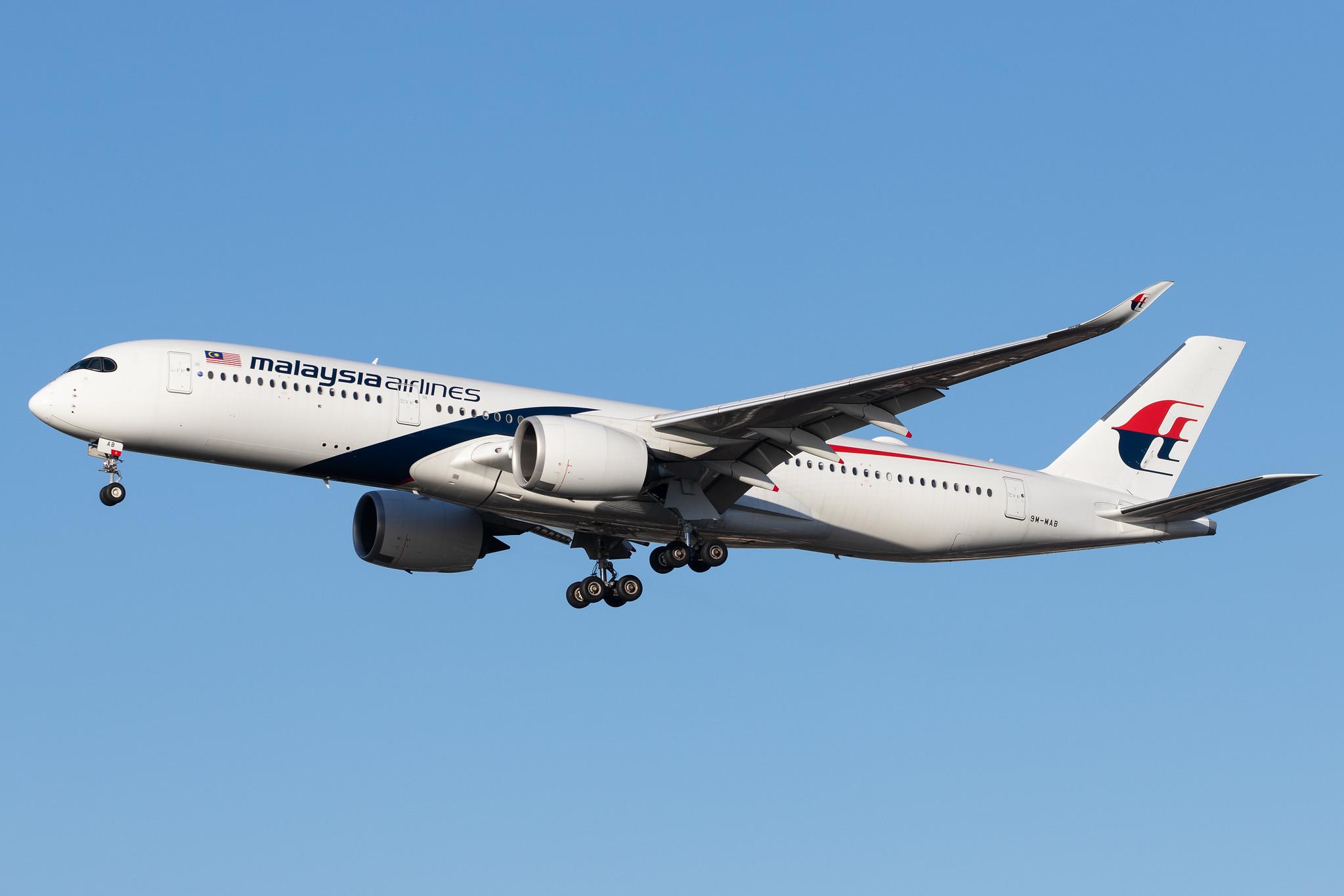 London Heathrow Airport: Malaysia Airlines (MH / MAS) |  Airbus A350-941 A359 | 9M-MAB | MSN 159