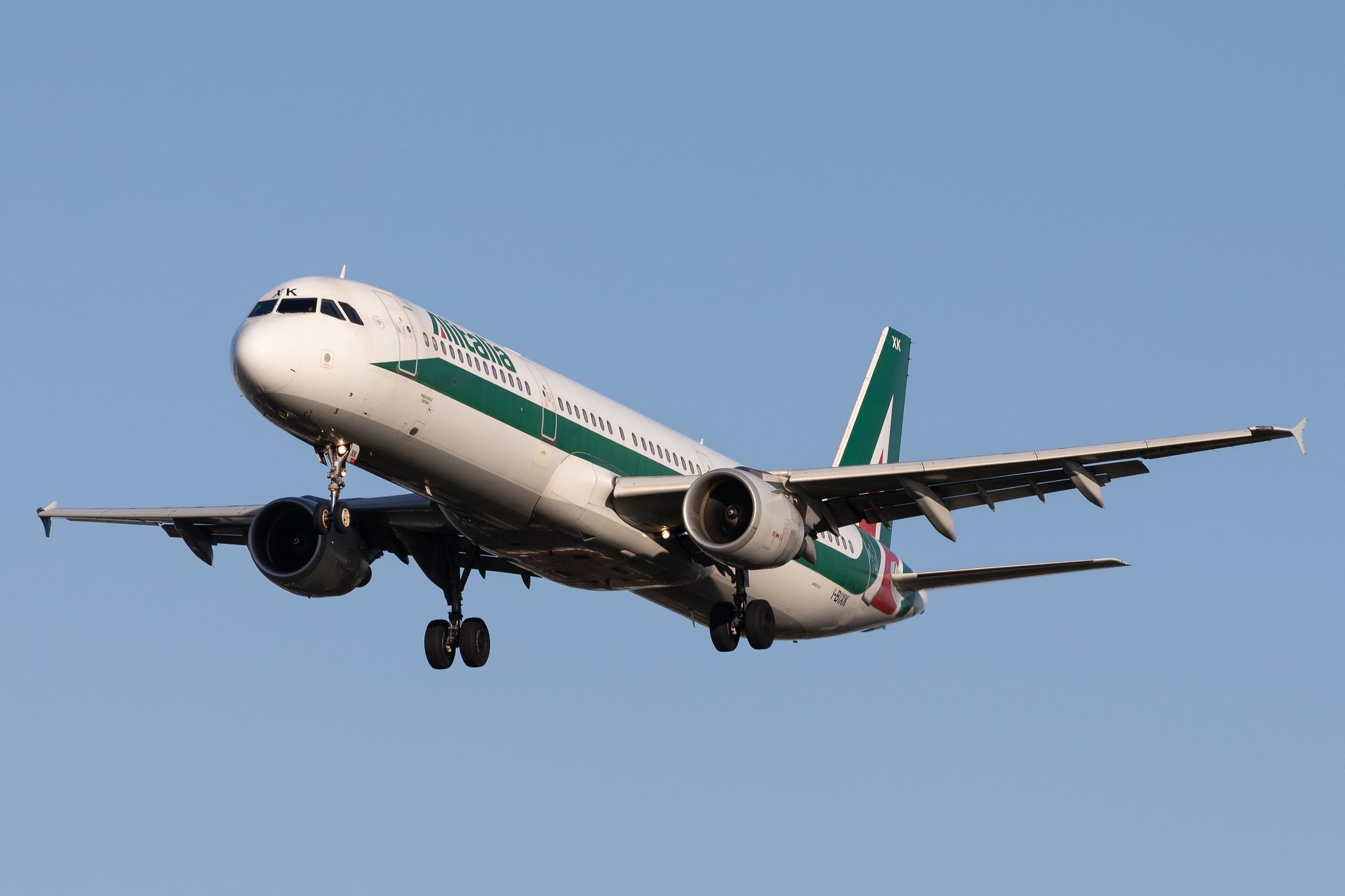 London Heathrow Airport: Alitalia (AZ / AZA) |  Airbus A321-112 A321 | I-BIXK | MSN 1220