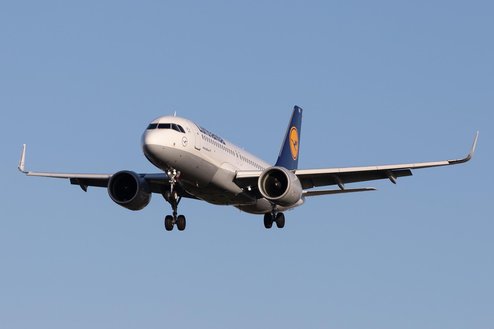 London Heathrow Airport: Lufthansa (LH / DLH) |  Airbus A320-271N A20N | D-AINA | MSN 6801