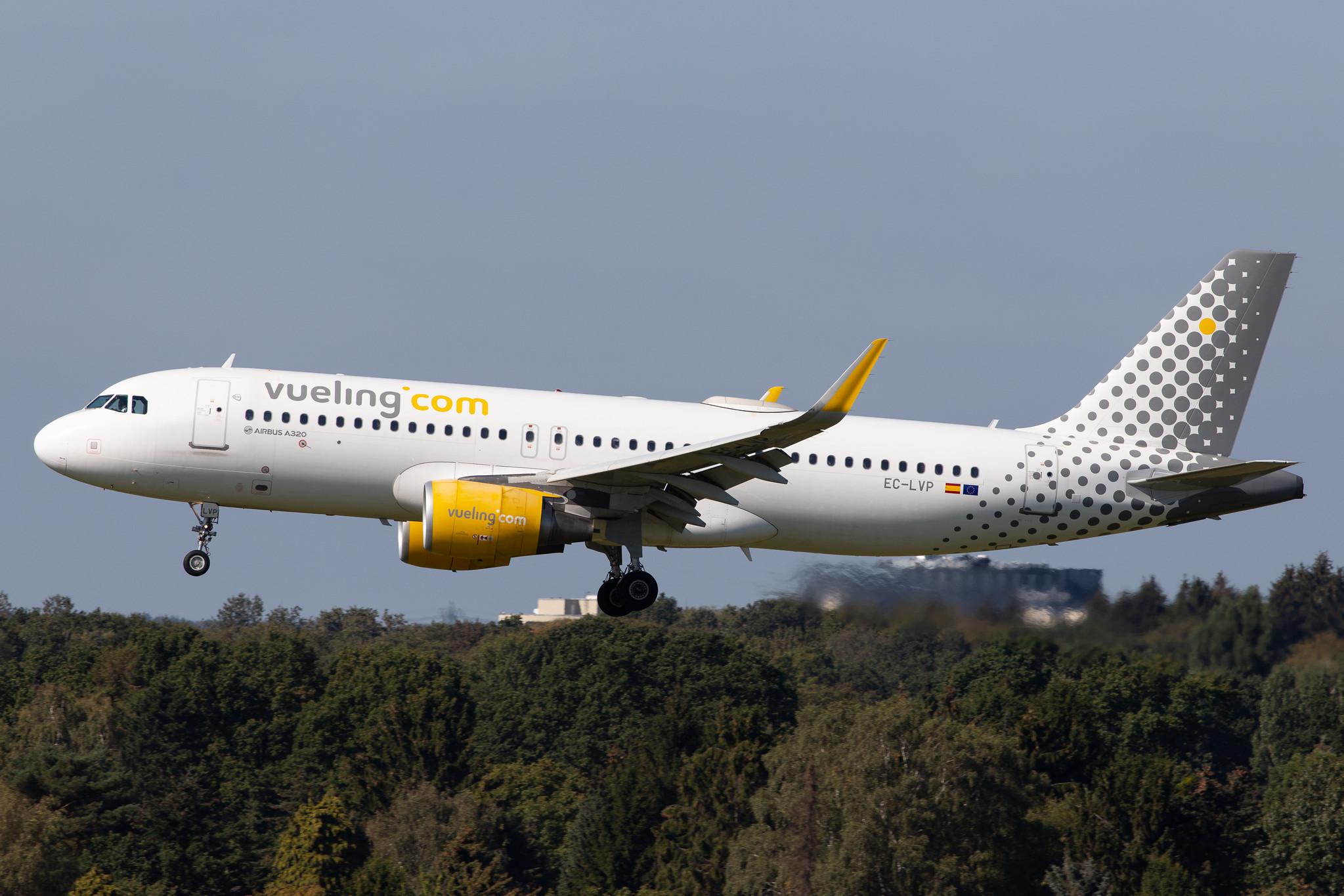 Hamburg Airport: Vueling (VY / VLG) |  Airbus A320-214 A320 | EC-LVP | MSN 5587