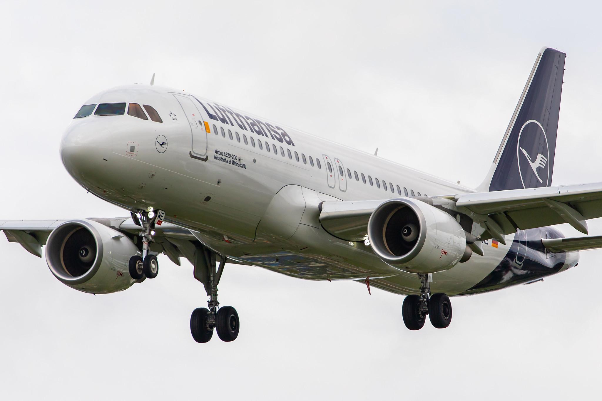 London Heathrow Airport: Lufthansa (LH / DLH) |  Airbus A320-214 A320 | D-AIWE | MSN 8680