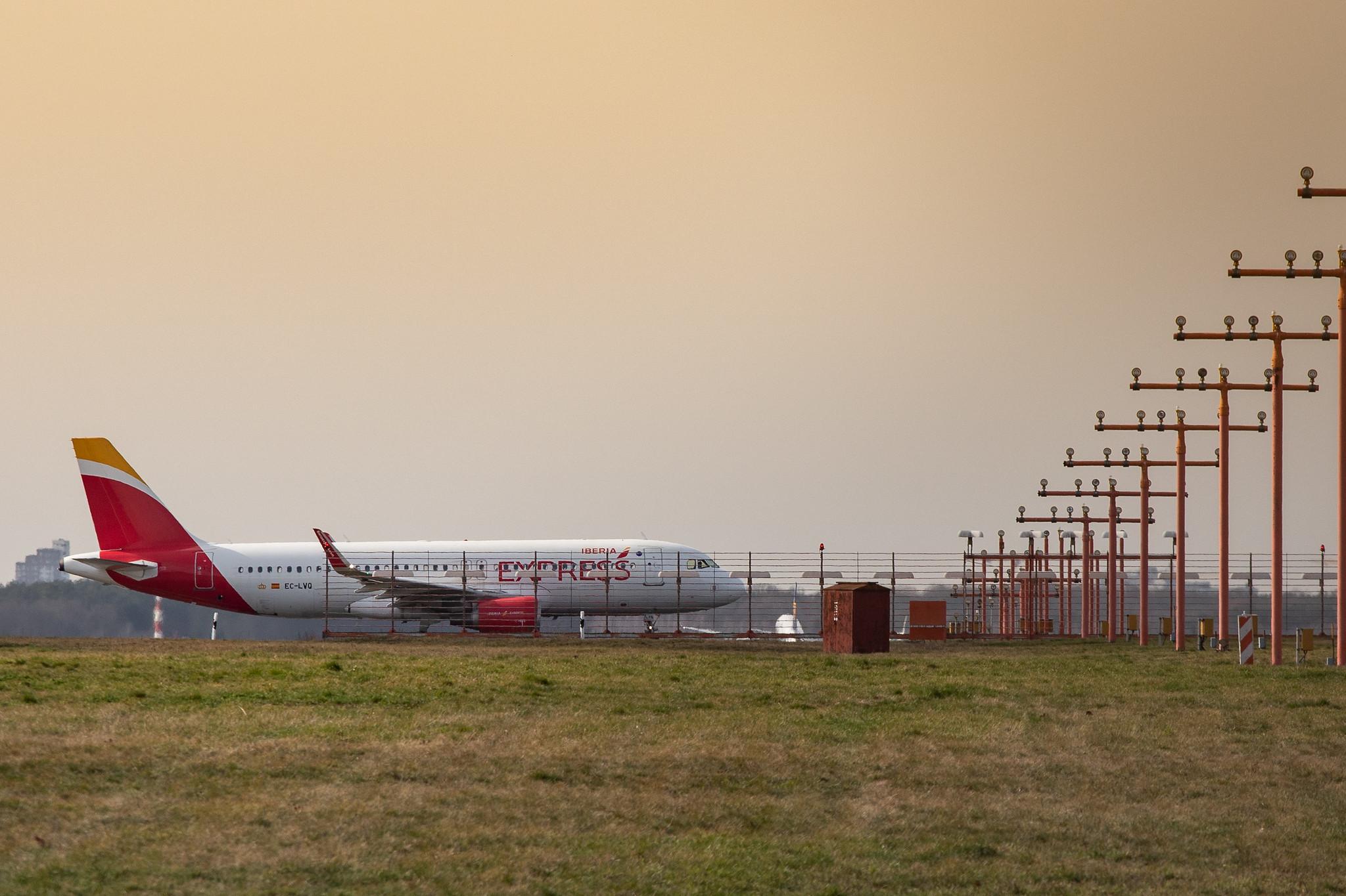 Flughafen Berlin Tegel (TXL): Iberia Express (I2 / IBS) |  Airbus A320-216 A320 | EC-LVQ | MSN 5590