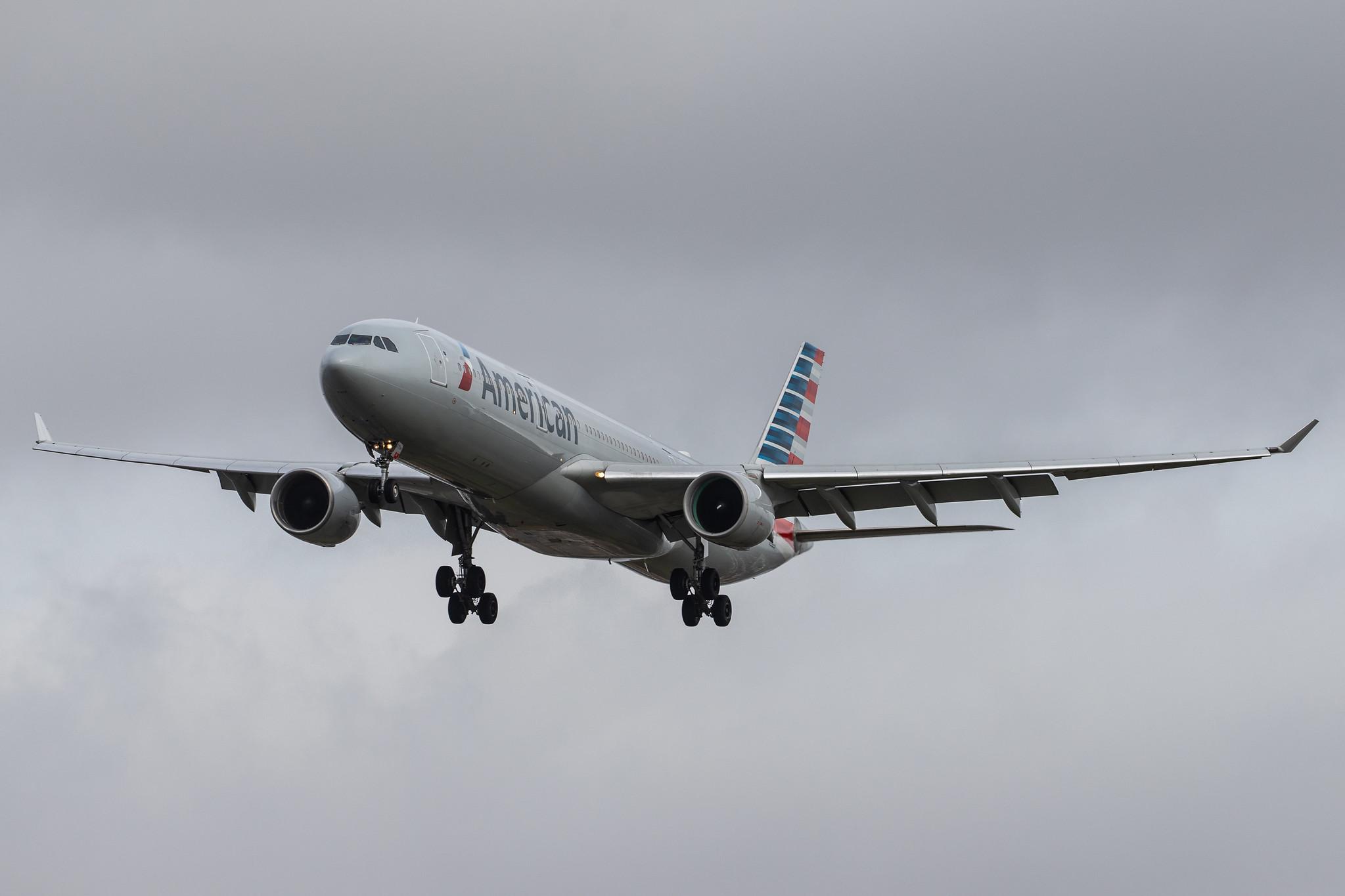 London Heathrow Airport: American Airlines (AA / AAL) |  Airbus A330-323 A333 | N275AY | MSN 0370