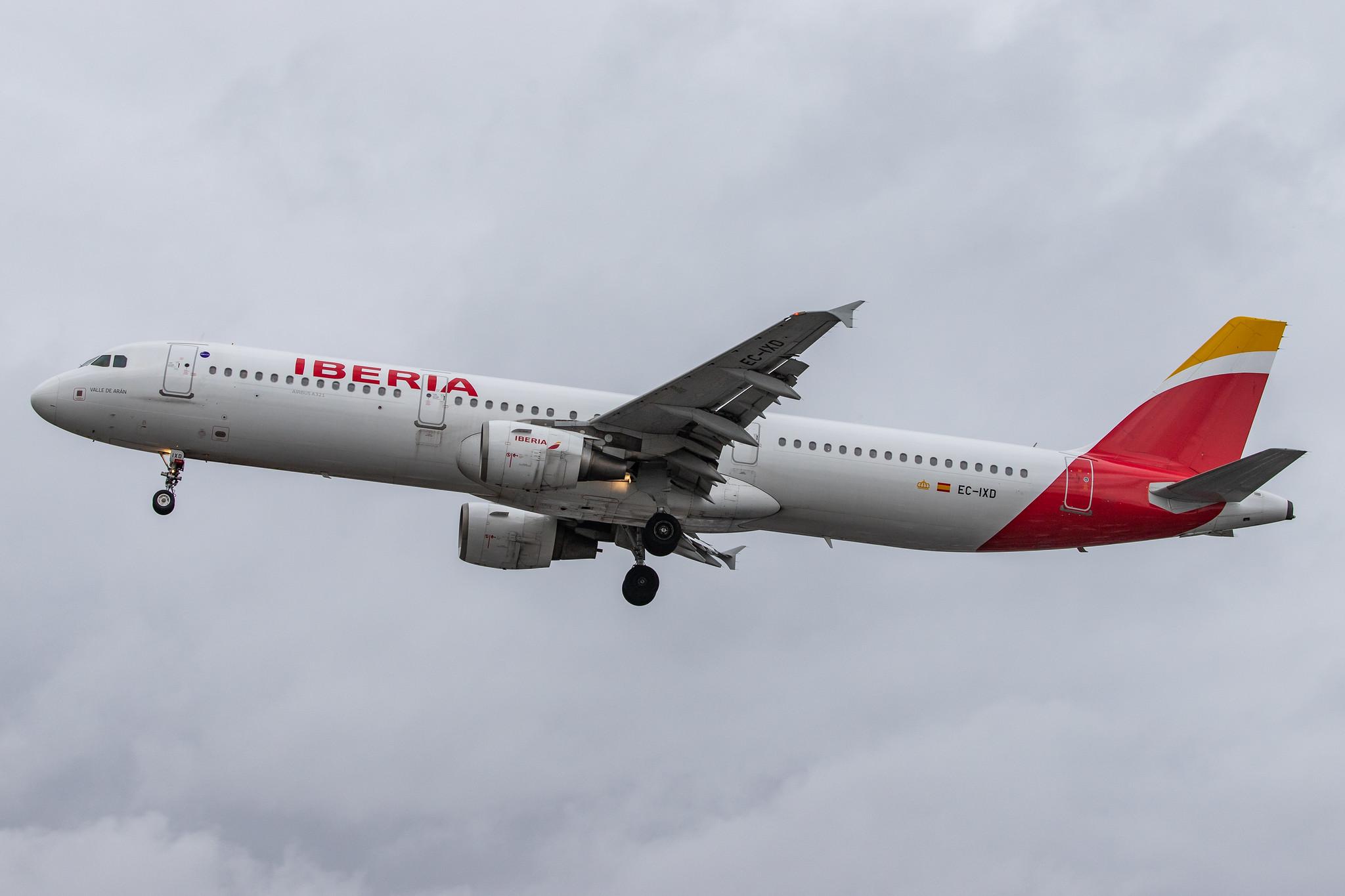 London Heathrow Airport: Iberia (IB / IBE) |  Airbus A321-212 A321 | EC-IXD | MSN 2220