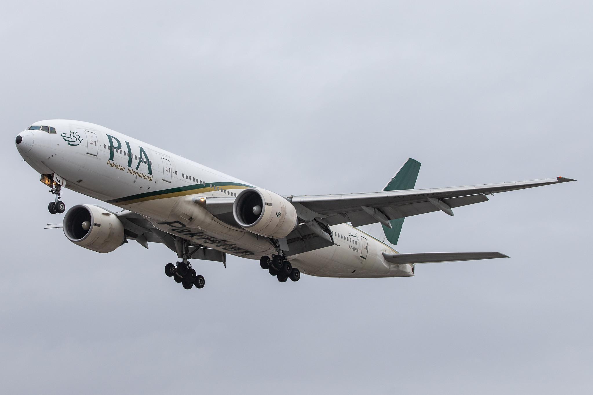 London Heathrow Airport: Pakistan International Airlines (PK / PIA) |  Boeing 777-240(ER) B772 | AP-BHX | MSN 35296