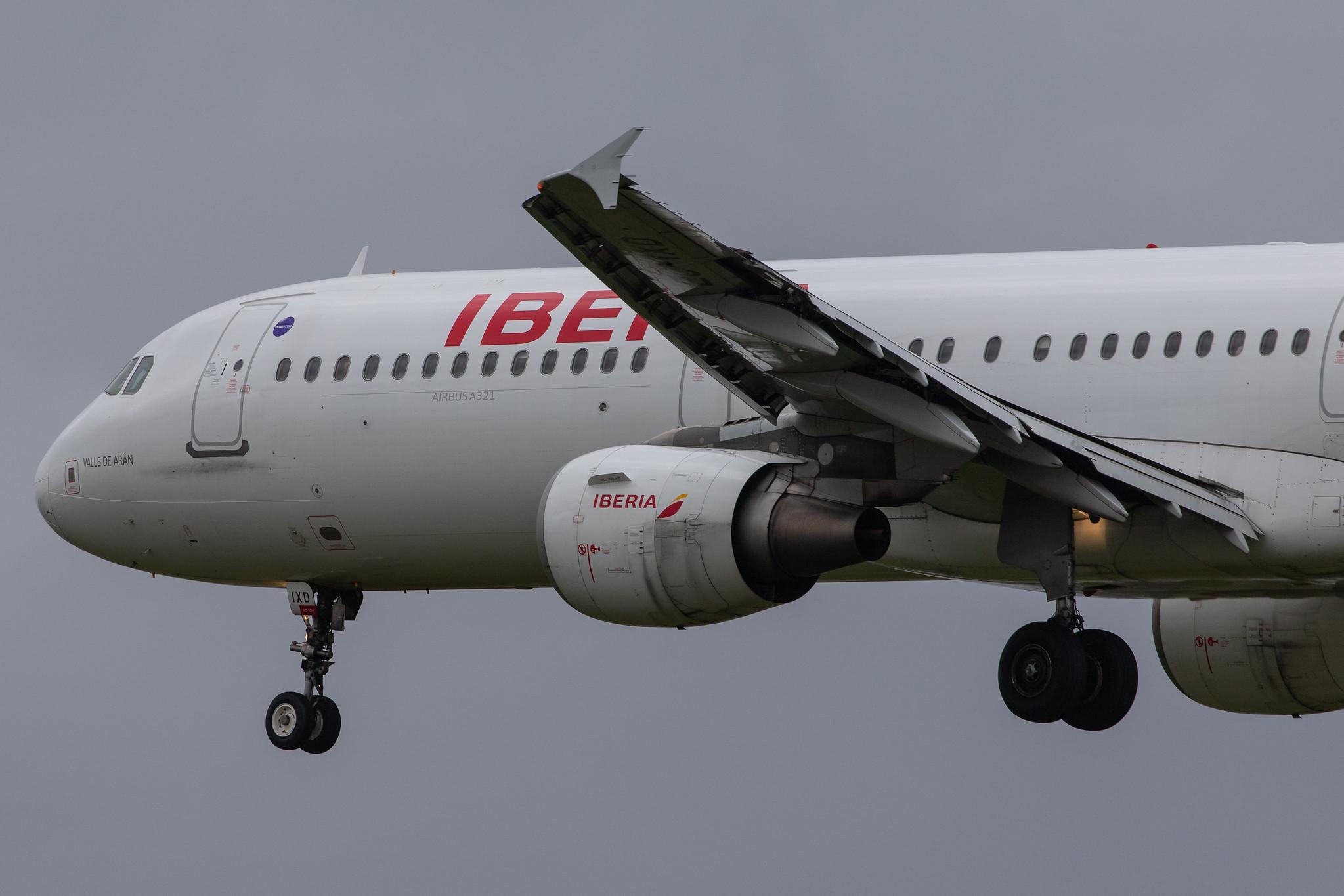 London Heathrow Airport: Iberia (IB / IBE) |  Airbus A321-212 A321 | EC-IXD | MSN 2220