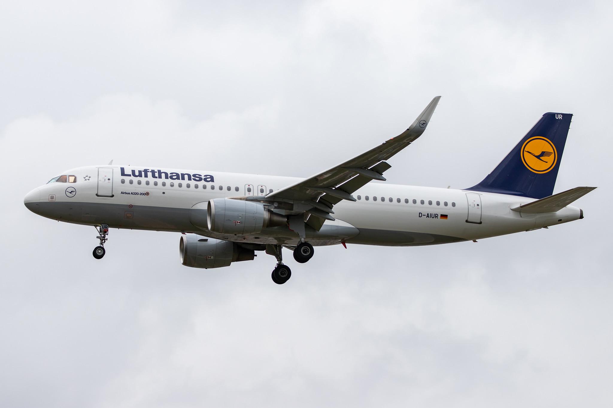 London Heathrow Airport: Lufthansa (LH / DLH) |  Airbus A320-214 A320 | D-AIUR | MSN 6985