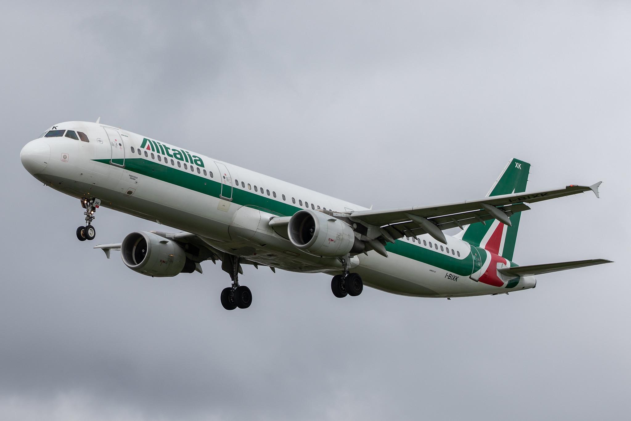 London Heathrow Airport: Alitalia (AZ / AZA) |  Airbus A321-112 A321 | I-BIXK | MSN 1220