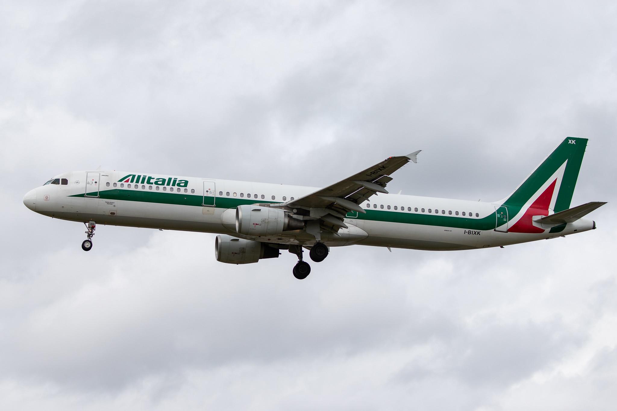 London Heathrow Airport: Alitalia (AZ / AZA) |  Airbus A321-112 A321 | I-BIXK | MSN 1220