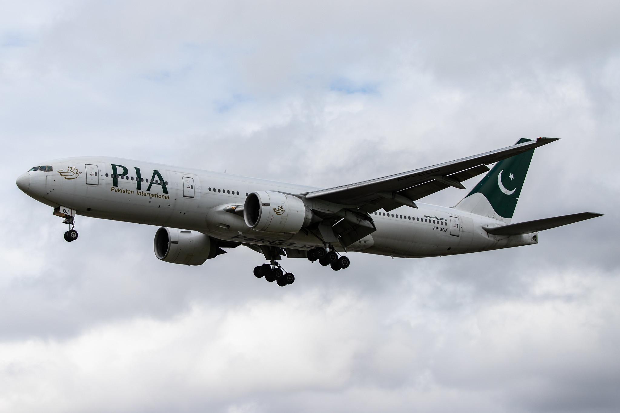 London Heathrow Airport: Pakistan International Airlines (PK / PIA) |  Boeing 777-240(ER) B772 | AP-BGJ | MSN 33775