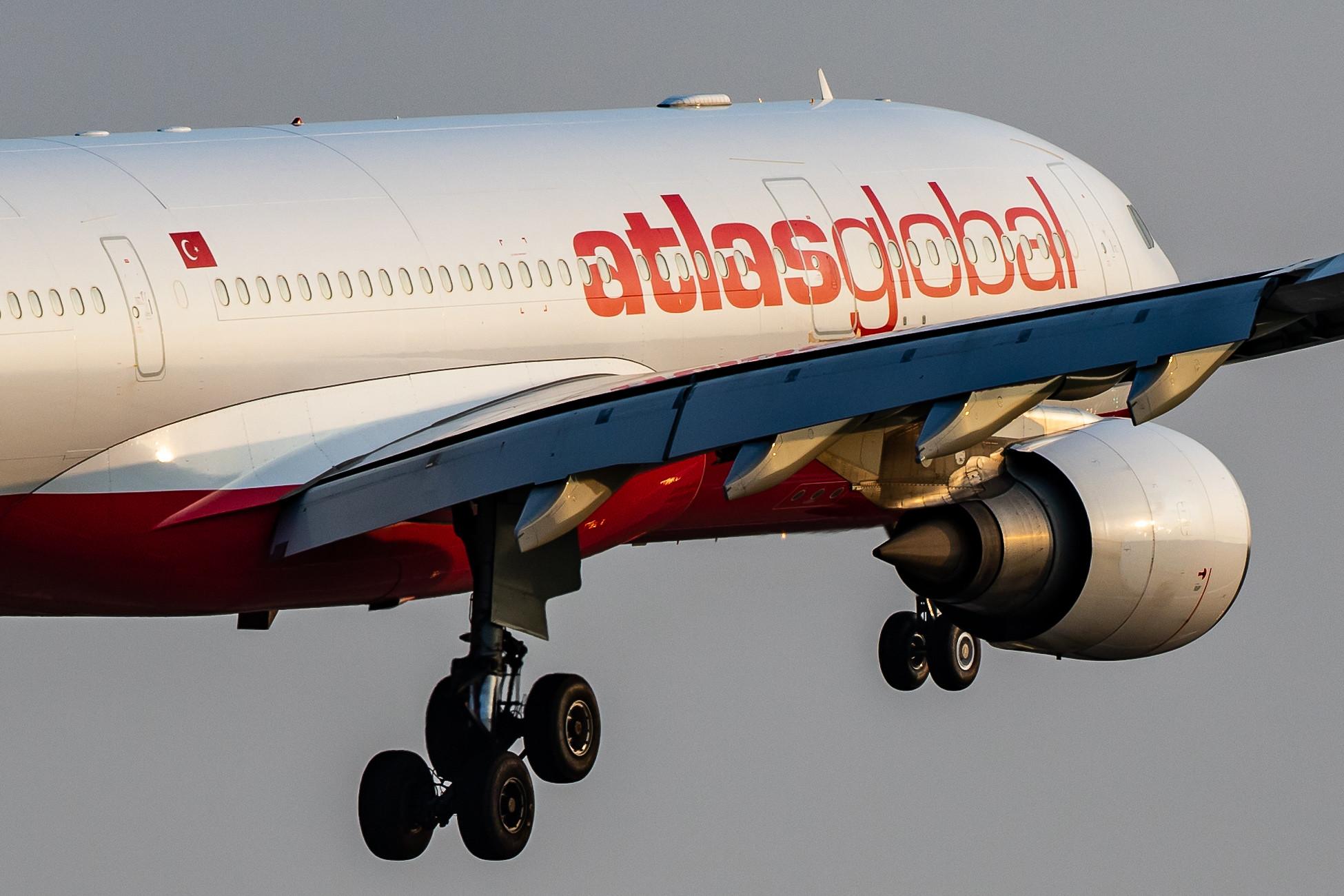 Hamburg Airport: AtlasGlobal (KK / KKK) |  Airbus A330-203 A332 | TC-AGD | MSN 0819