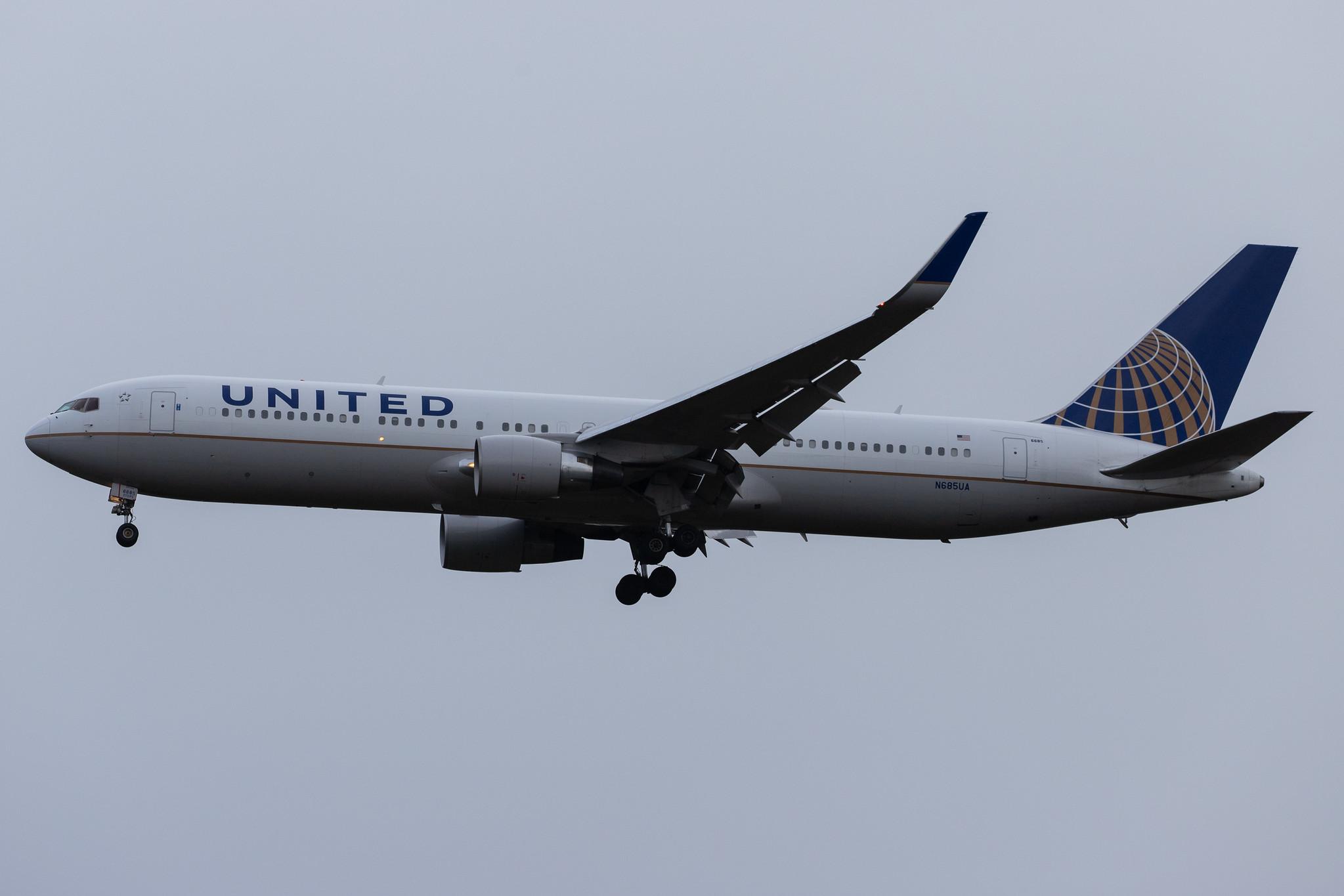 London Heathrow Airport: United Airlines (UA / UAL) |  Boeing 767-3CB(ER) B763 | N685UA | MSN 33467