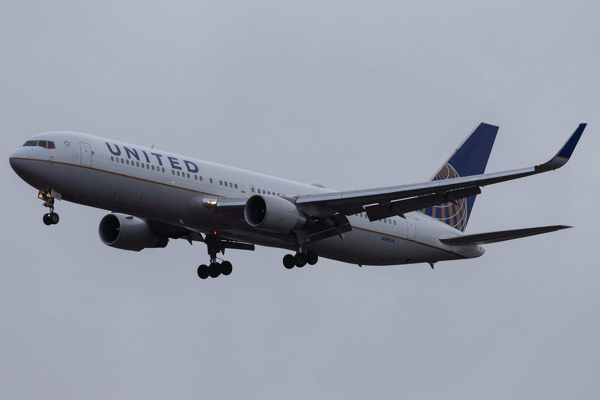 London Heathrow Airport: United Airlines (UA / UAL) |  Boeing 767-3CB(ER) B763 | N685UA | MSN 33467