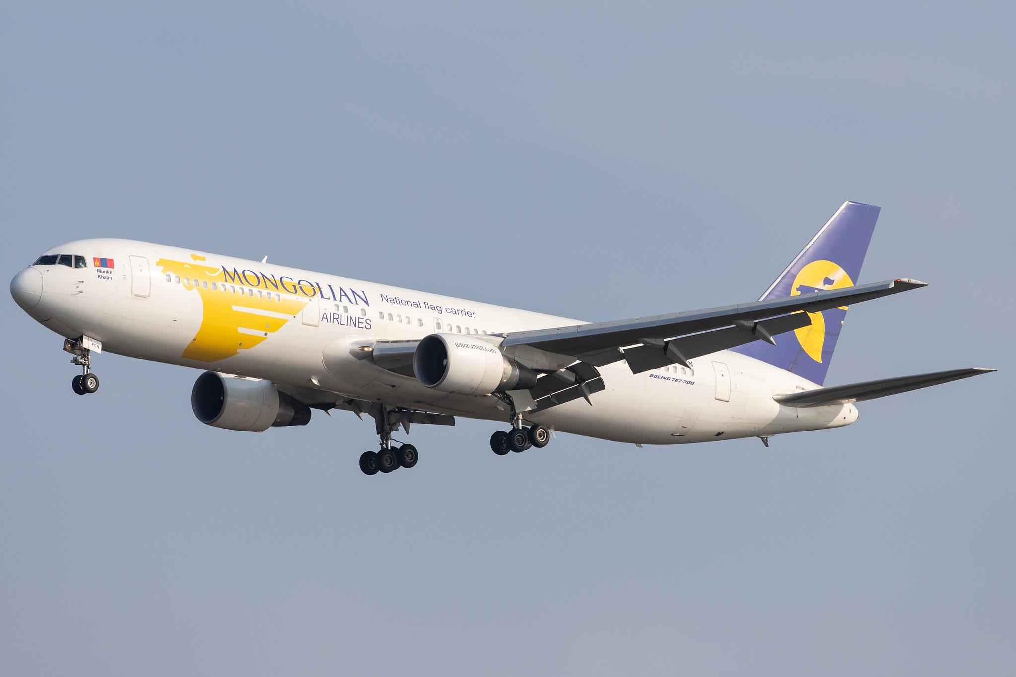 Flugplatz Hamburg-Finkenwerder: MIAT Mongolian Airlines (OM / MGL) |  Boeing 767-3BG(ER) B763 | EI-FGN | MSN 30564