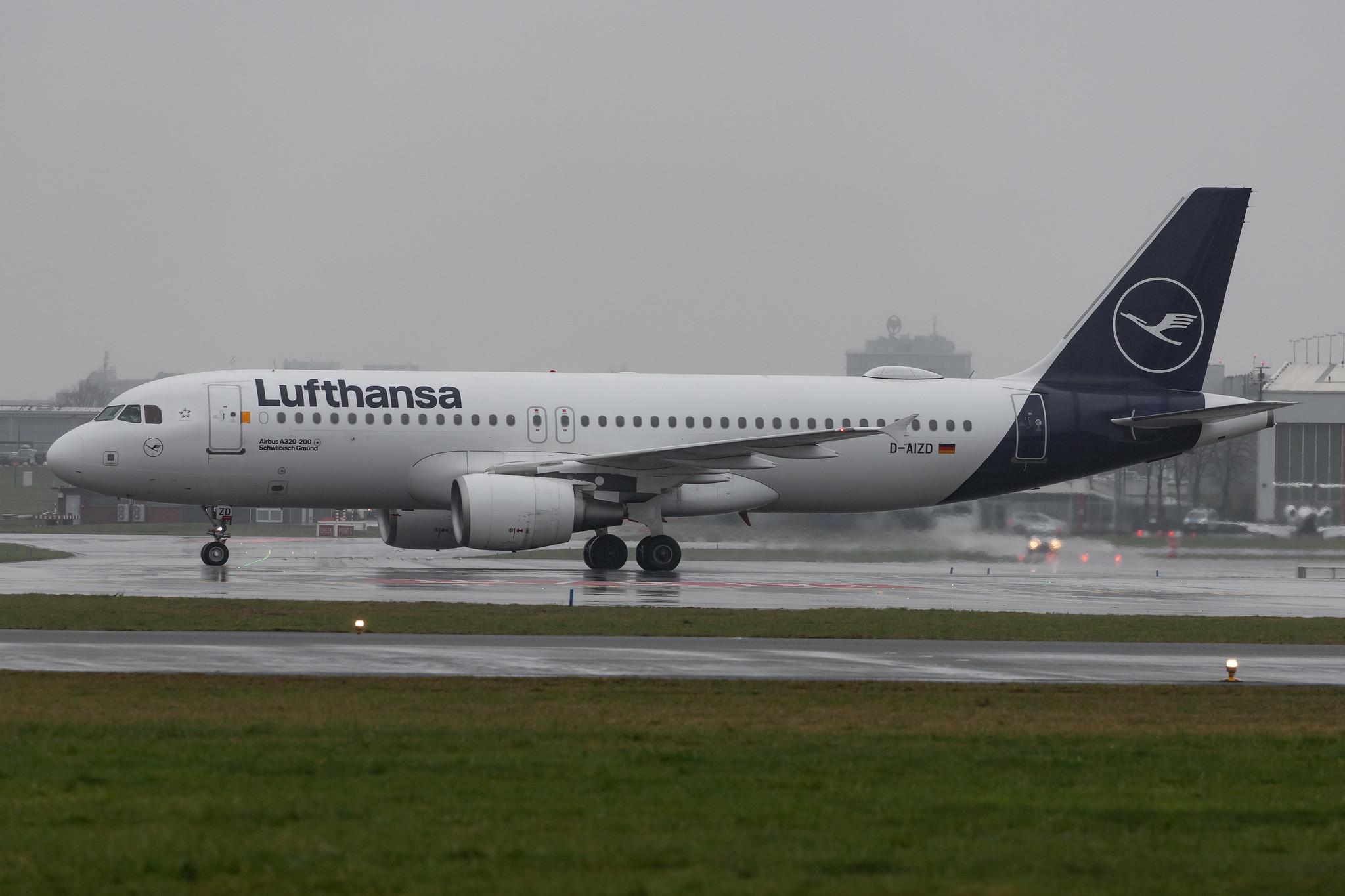 Hamburg Airport Apron: Lufthansa (LH / DLH) |  Airbus A321-231 A321 | D-AIDJ | MSN 4792