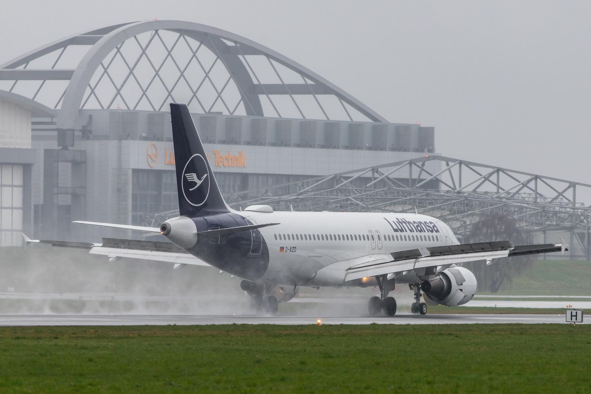 Hamburg Airport Apron: Lufthansa (LH / DLH) |  Airbus A320-214 A320 | D-AIZD | MSN 4191