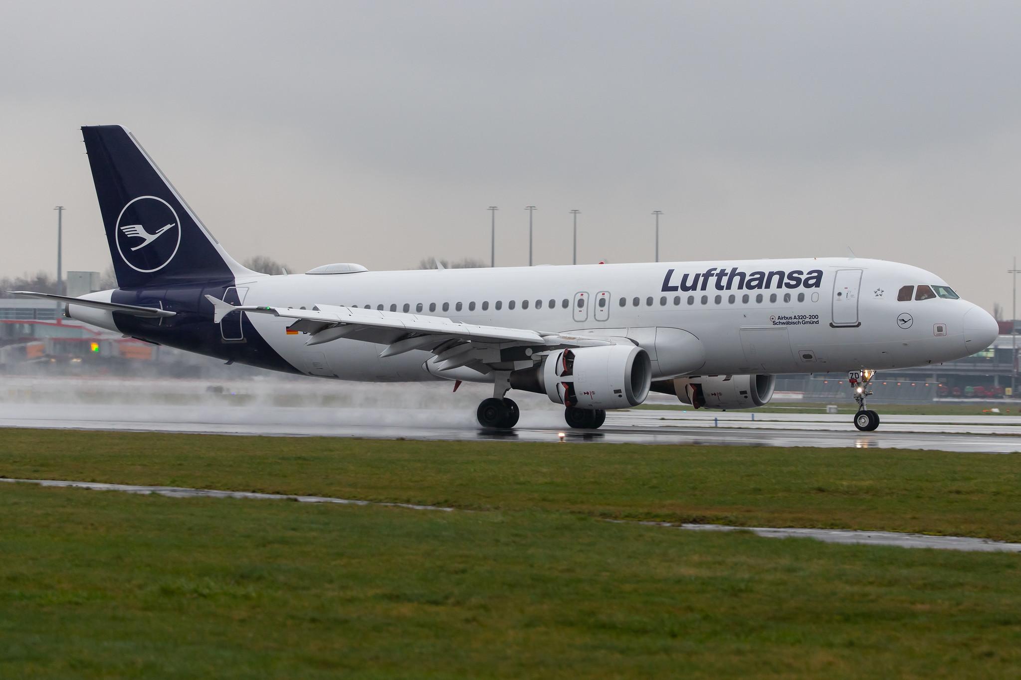 Hamburg Airport Apron: Lufthansa (LH / DLH) |  Airbus A320-214 A320 | D-AIZD | MSN 4191