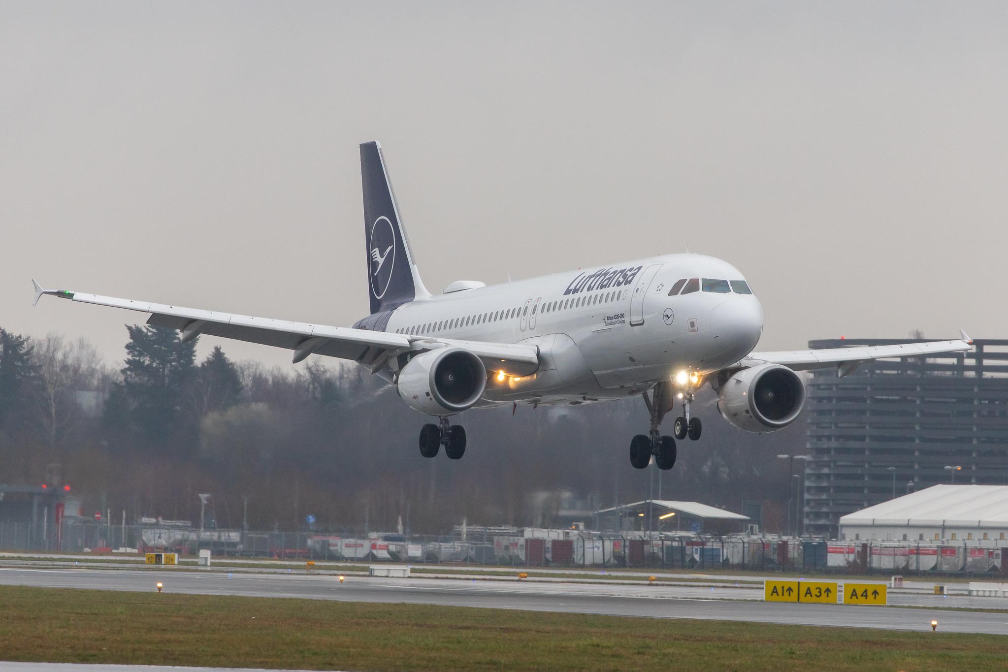 Hamburg Airport Apron: Lufthansa (LH / DLH) |  Airbus A320-214 A320 | D-AIZD | MSN 4191