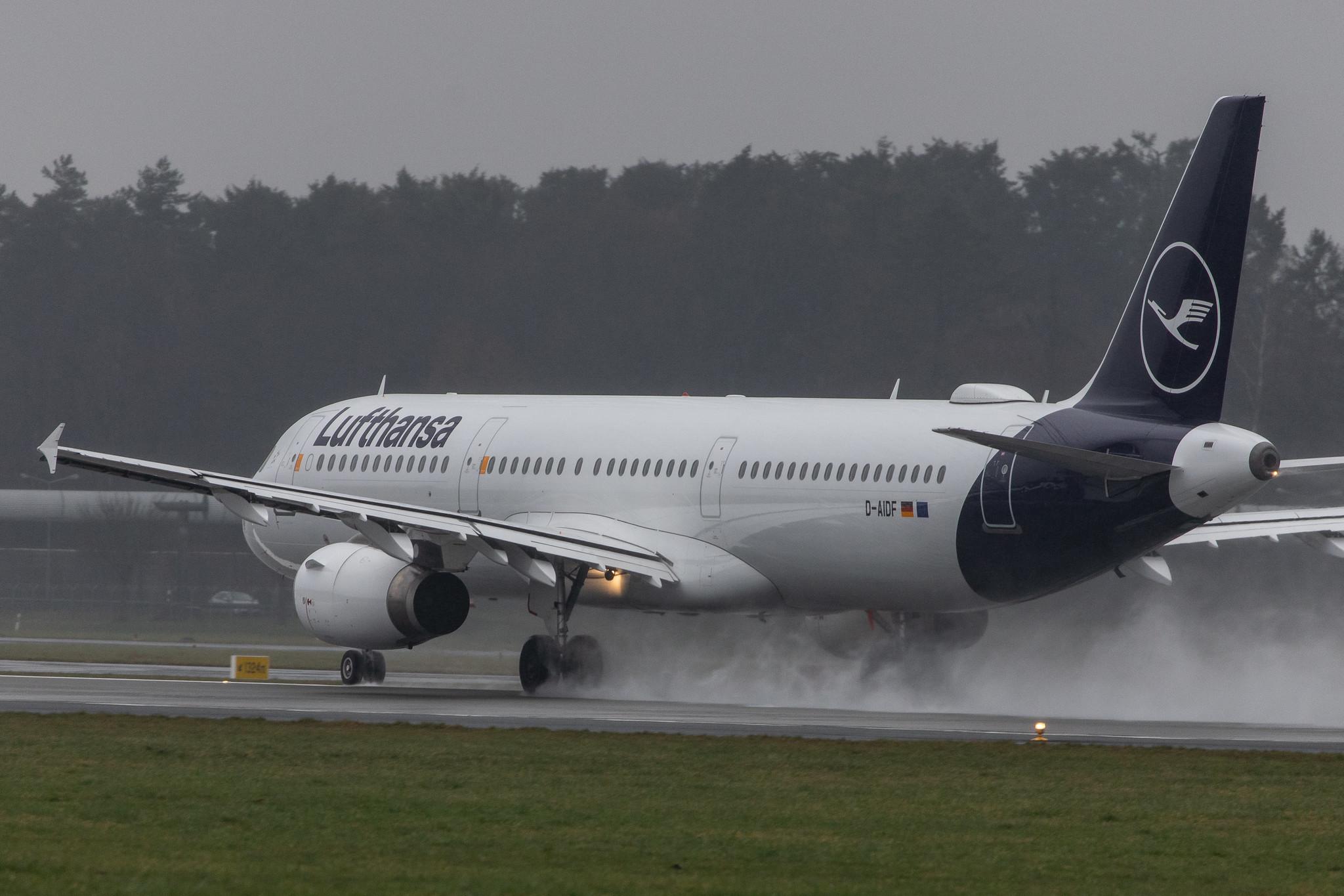 Hamburg Airport Apron: Lufthansa (LH / DLH) |  Airbus A321-231 A321 | D-AIDF | MSN 4626