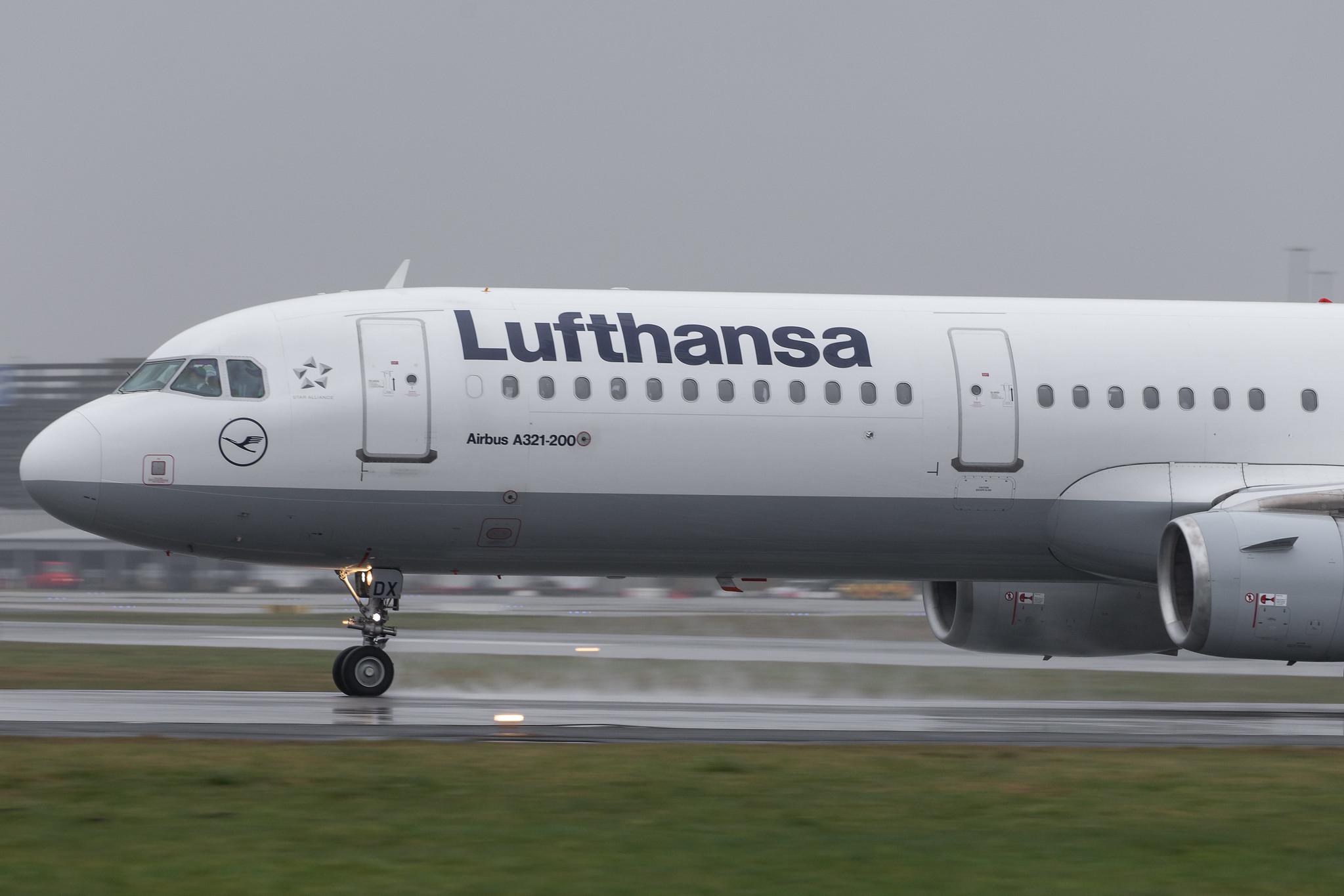 Hamburg Airport Apron: Lufthansa (LH / DLH) |  Airbus A321-231 A321 | D-AIDX | MSN 6451