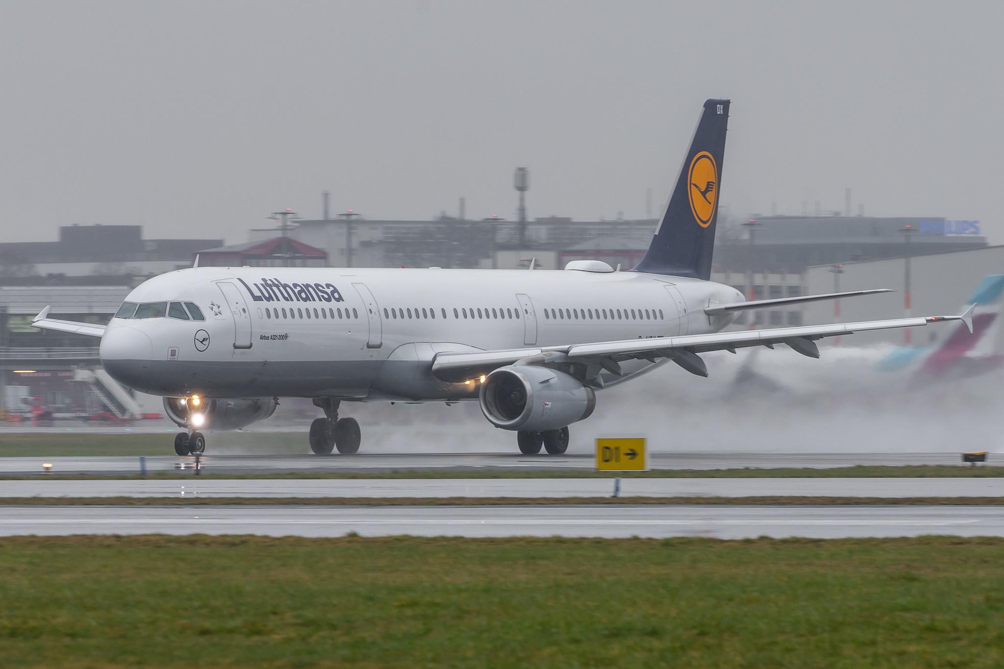 Hamburg Airport Apron: Lufthansa (LH / DLH) |  Airbus A321-231 A321 | D-AIDX | MSN 6451
