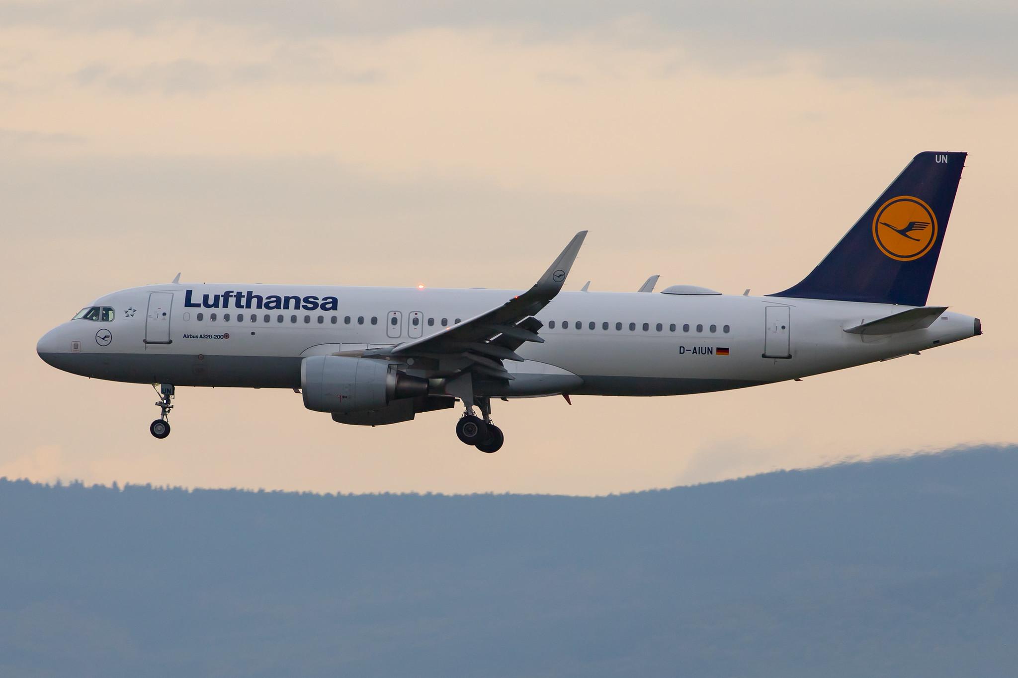 Frankfurt Airport: Lufthansa (LH / DLH) |  Airbus A320-214 A320 | D-AIUN | MSN 6549