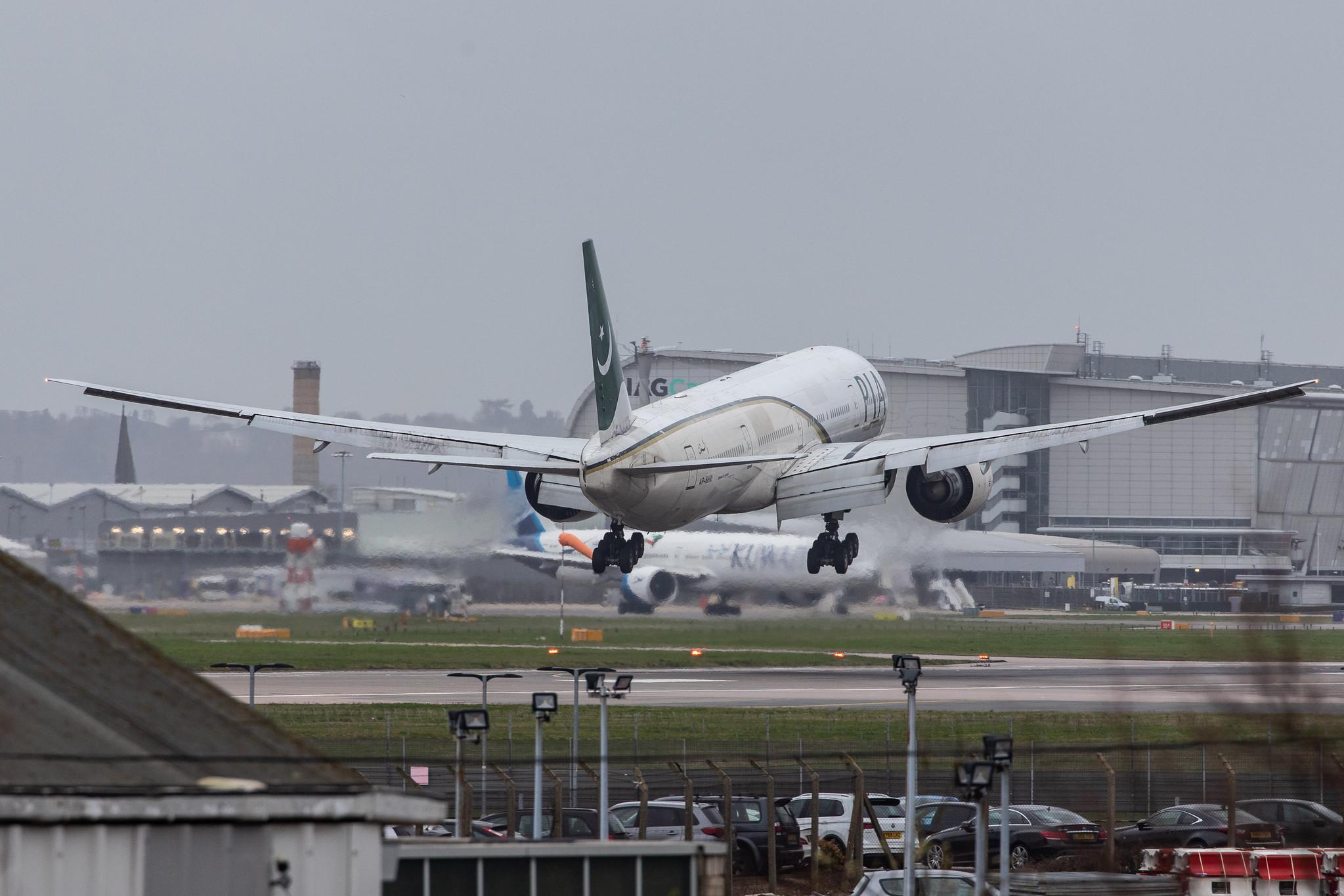 London Heathrow Airport: Pakistan International Airlines (PK / PIA) |  Boeing 777-340(ER) B77W | AP-BHW | MSN 33779