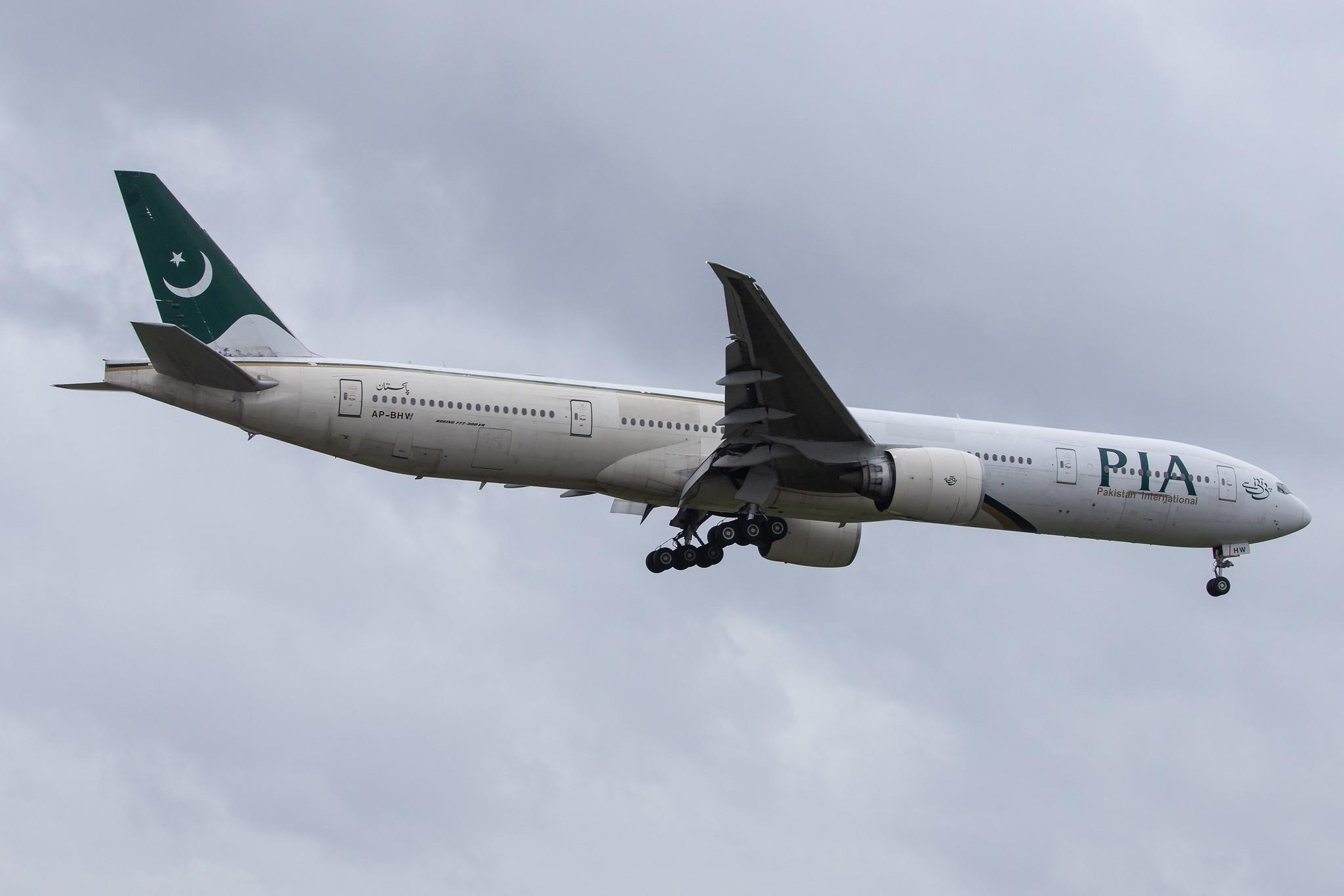 London Heathrow Airport: Pakistan International Airlines (PK / PIA) |  Boeing 777-340(ER) B77W | AP-BHW | MSN 33779