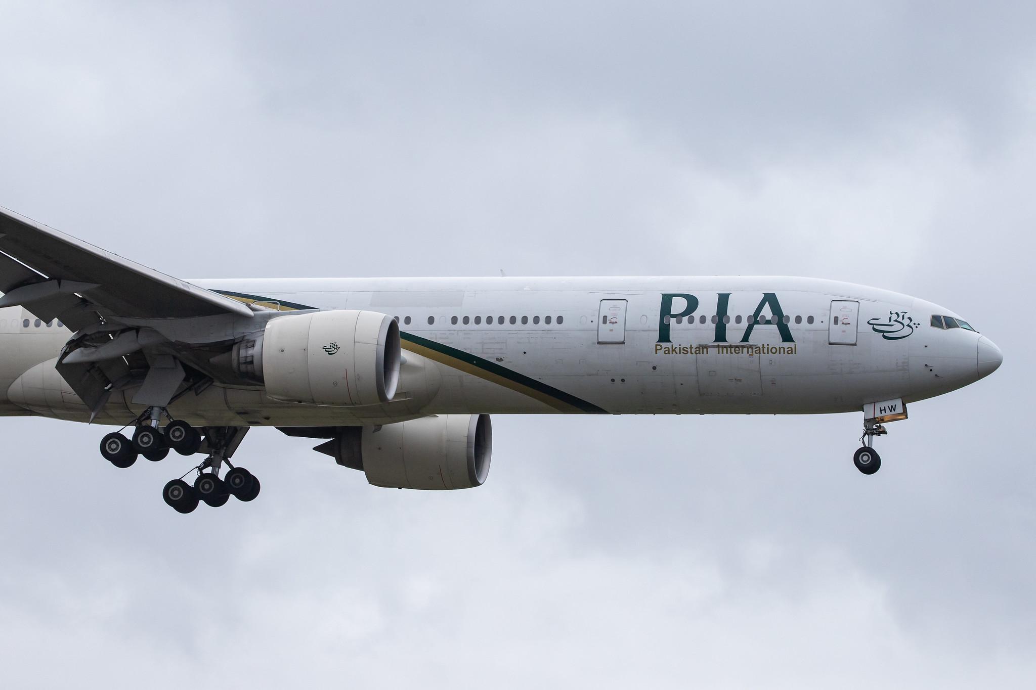 London Heathrow Airport: Pakistan International Airlines (PK / PIA) |  Boeing 777-340(ER) B77W | AP-BHW | MSN 33779